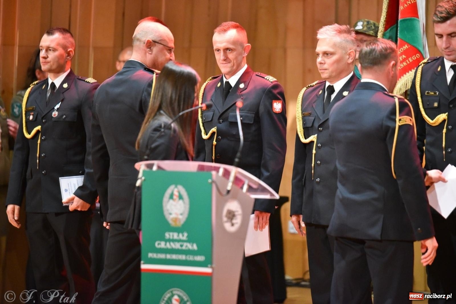 Zdjęcie w galerii na portalu naszraciborz.pl: Narodowe Święto Niepodległości. Wspólny apel raciborskich służb mundurowych [FOTO i WIDEO] wiadomości z regionu