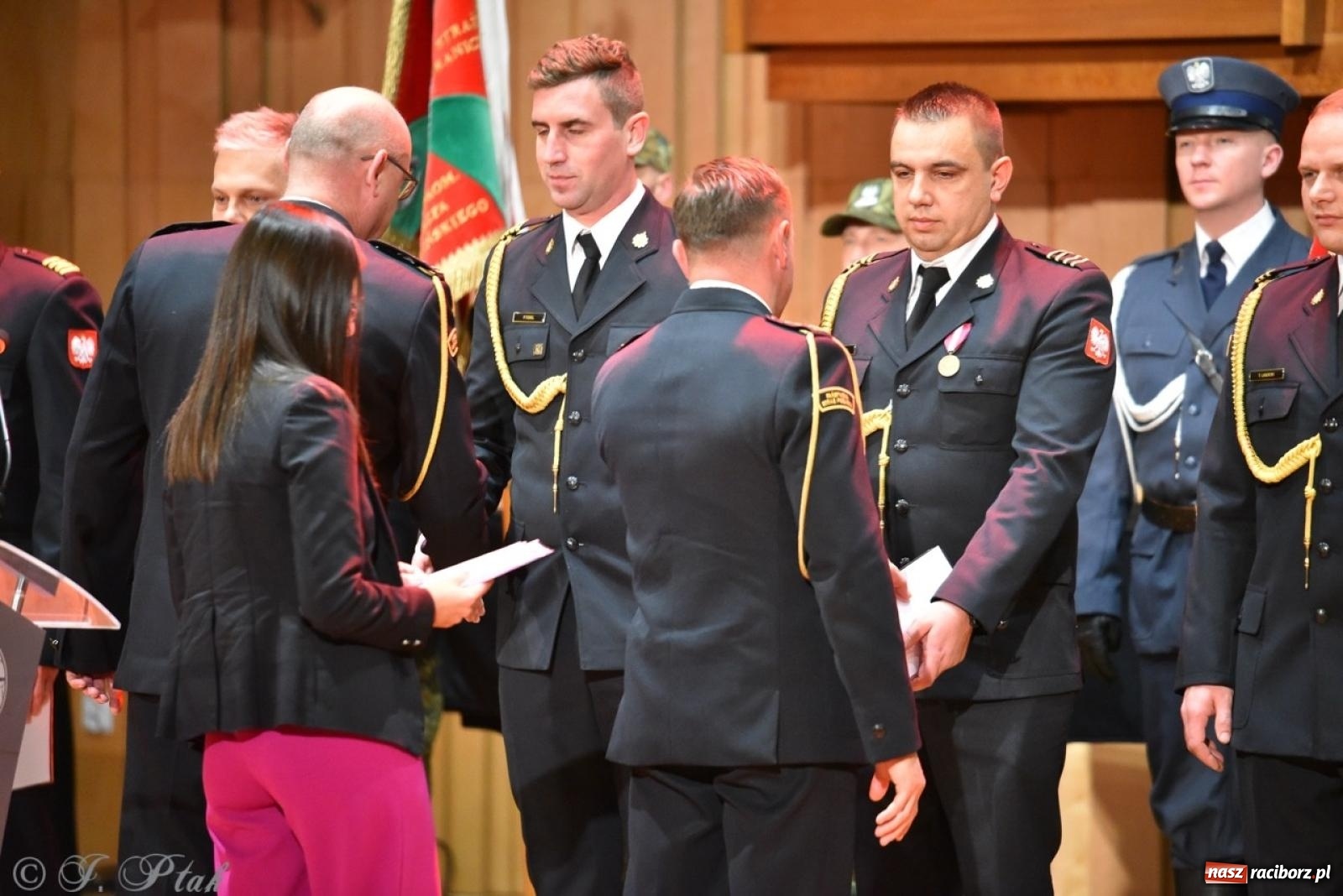 Zdjęcie w galerii na portalu naszraciborz.pl: Narodowe Święto Niepodległości. Wspólny apel raciborskich służb mundurowych [FOTO i WIDEO] wiadomości z regionu