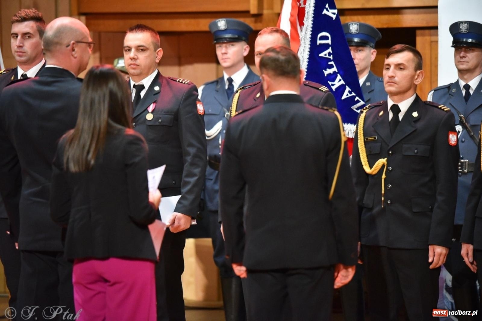 Zdjęcie w galerii na portalu naszraciborz.pl: Narodowe Święto Niepodległości. Wspólny apel raciborskich służb mundurowych [FOTO i WIDEO] wiadomości z regionu