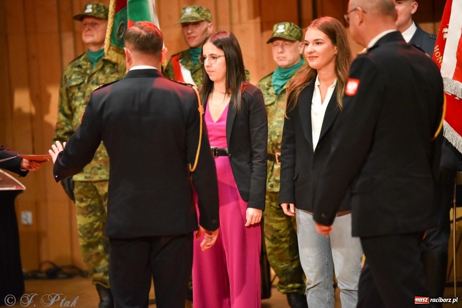 Zdjęcie w galerii na portalu naszraciborz.pl: Narodowe Święto Niepodległości. Wspólny apel raciborskich służb mundurowych [FOTO i WIDEO] wiadomości z regionu