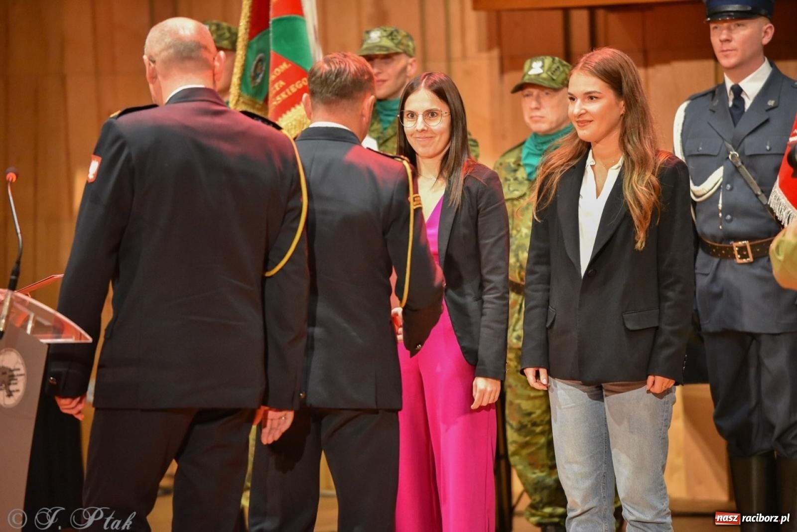 Zdjęcie w galerii na portalu naszraciborz.pl: Narodowe Święto Niepodległości. Wspólny apel raciborskich służb mundurowych [FOTO i WIDEO] wiadomości z regionu