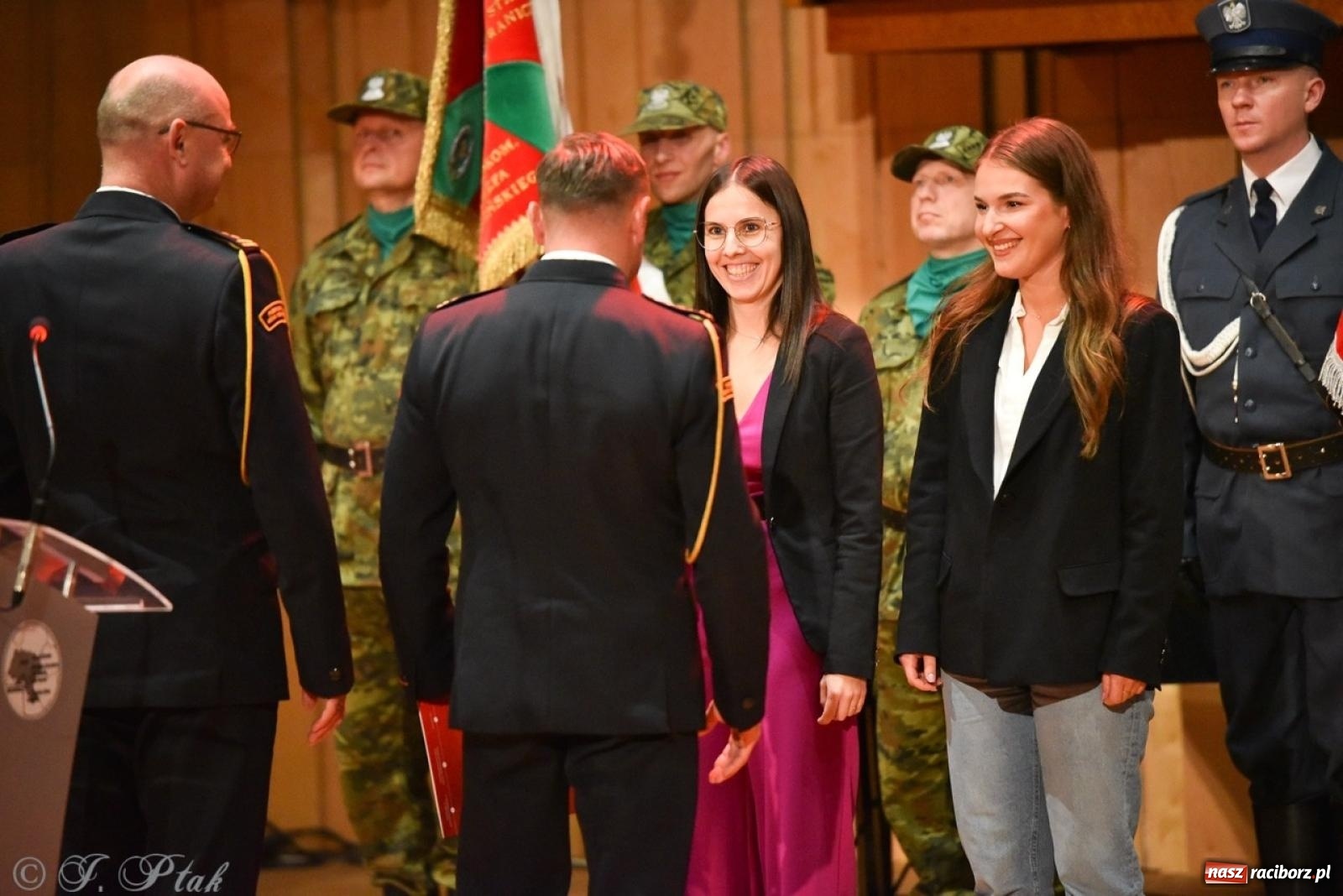 Zdjęcie w galerii na portalu naszraciborz.pl: Narodowe Święto Niepodległości. Wspólny apel raciborskich służb mundurowych [FOTO i WIDEO] wiadomości z regionu