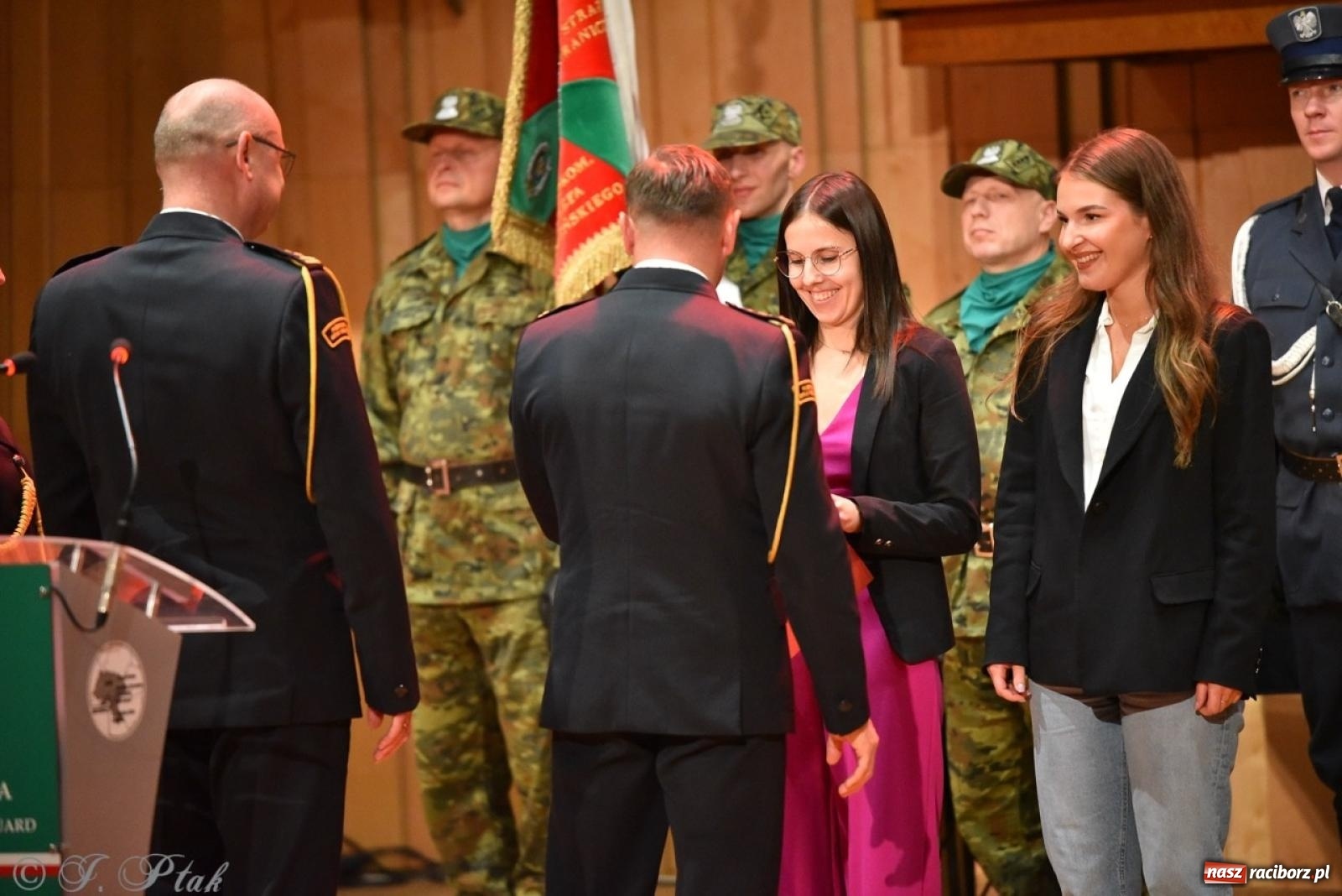 Zdjęcie w galerii na portalu naszraciborz.pl: Narodowe Święto Niepodległości. Wspólny apel raciborskich służb mundurowych [FOTO i WIDEO] wiadomości z regionu