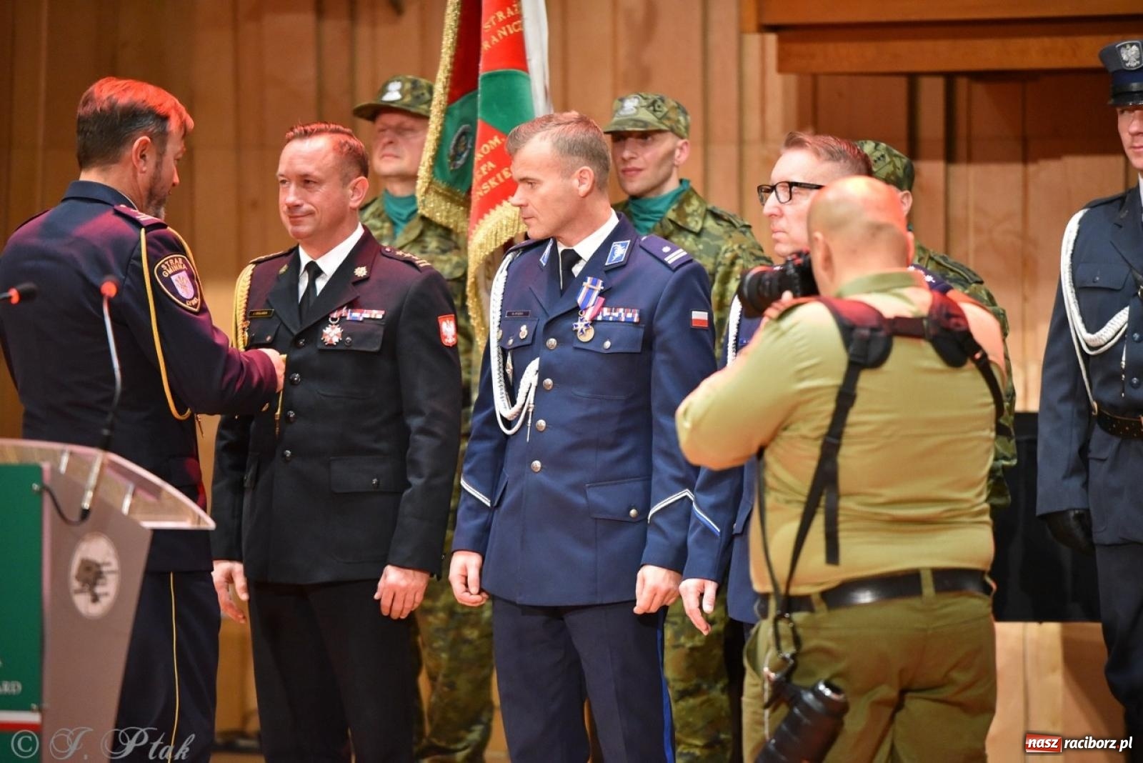 Zdjęcie w galerii na portalu naszraciborz.pl: Narodowe Święto Niepodległości. Wspólny apel raciborskich służb mundurowych [FOTO i WIDEO] wiadomości z regionu
