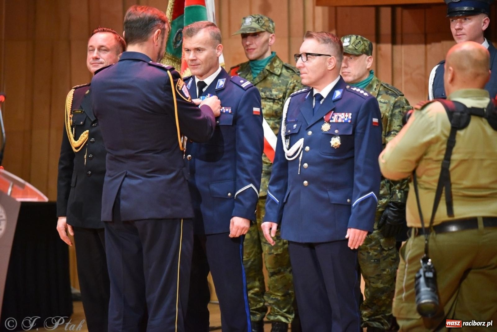 Zdjęcie w galerii na portalu naszraciborz.pl: Narodowe Święto Niepodległości. Wspólny apel raciborskich służb mundurowych [FOTO i WIDEO] wiadomości z regionu
