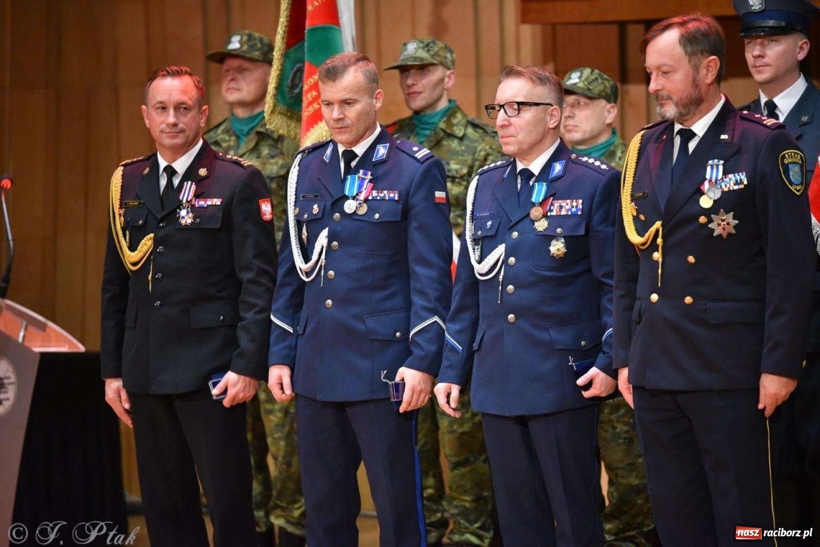 Zdjęcie w galerii na portalu naszraciborz.pl: Narodowe Święto Niepodległości. Wspólny apel raciborskich służb mundurowych [FOTO i WIDEO] wiadomości z regionu