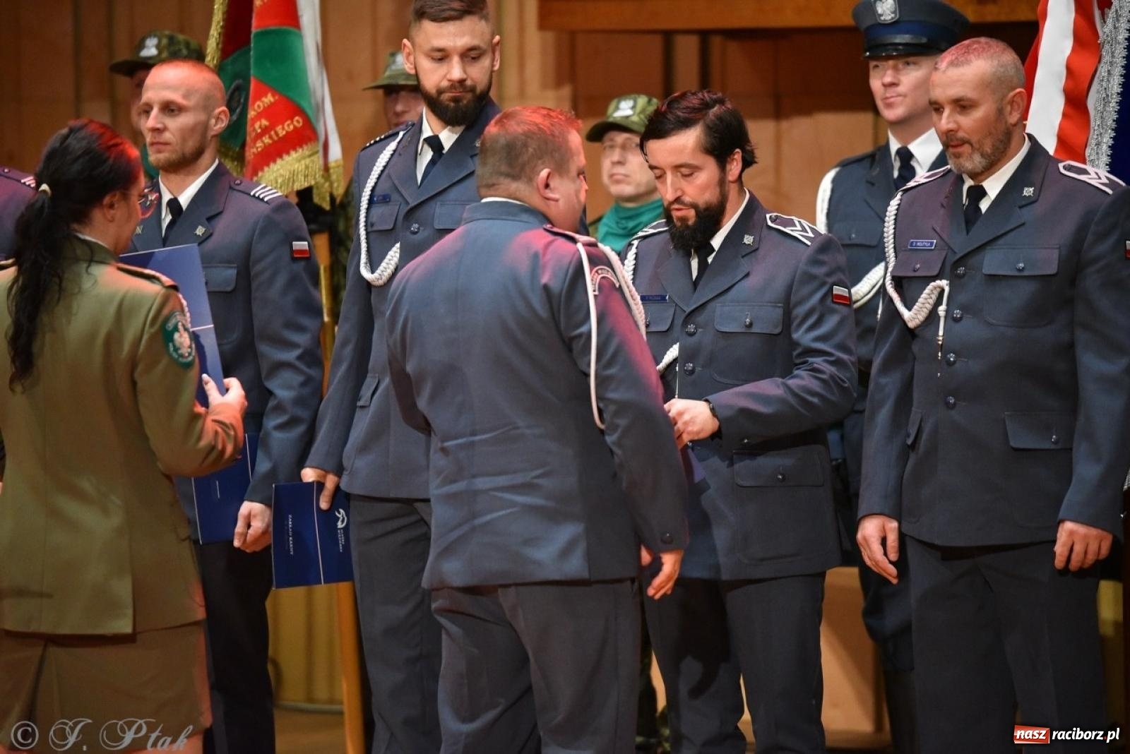 Zdjęcie w galerii na portalu naszraciborz.pl: Narodowe Święto Niepodległości. Wspólny apel raciborskich służb mundurowych [FOTO i WIDEO] wiadomości z regionu