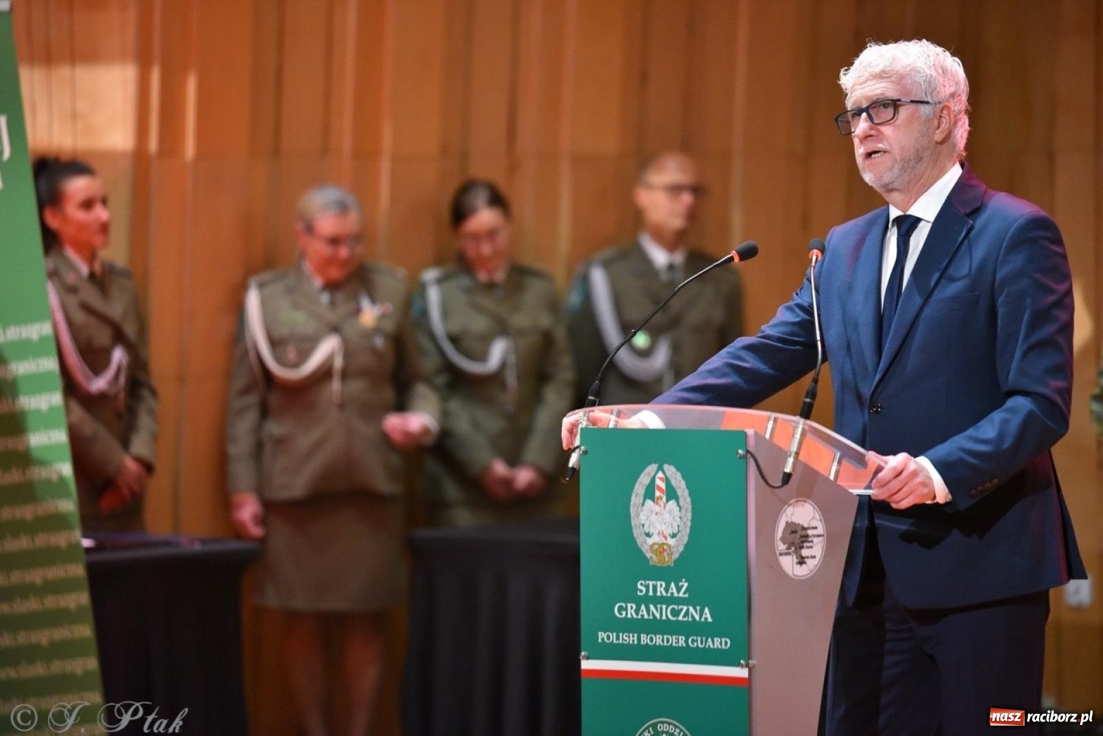 Zdjęcie w galerii na portalu naszraciborz.pl: Narodowe Święto Niepodległości. Wspólny apel raciborskich służb mundurowych [FOTO i WIDEO] wiadomości z regionu