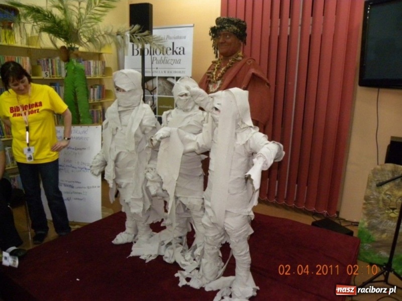 Zdjęcie w galerii na portalu naszraciborz.pl: Odwiedzili mumię nocą...  wiadomości z regionu