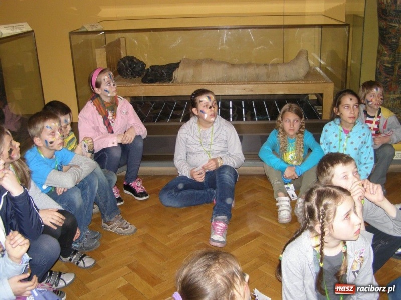 Zdjęcie w galerii na portalu naszraciborz.pl: Odwiedzili mumię nocą...  wiadomości z regionu