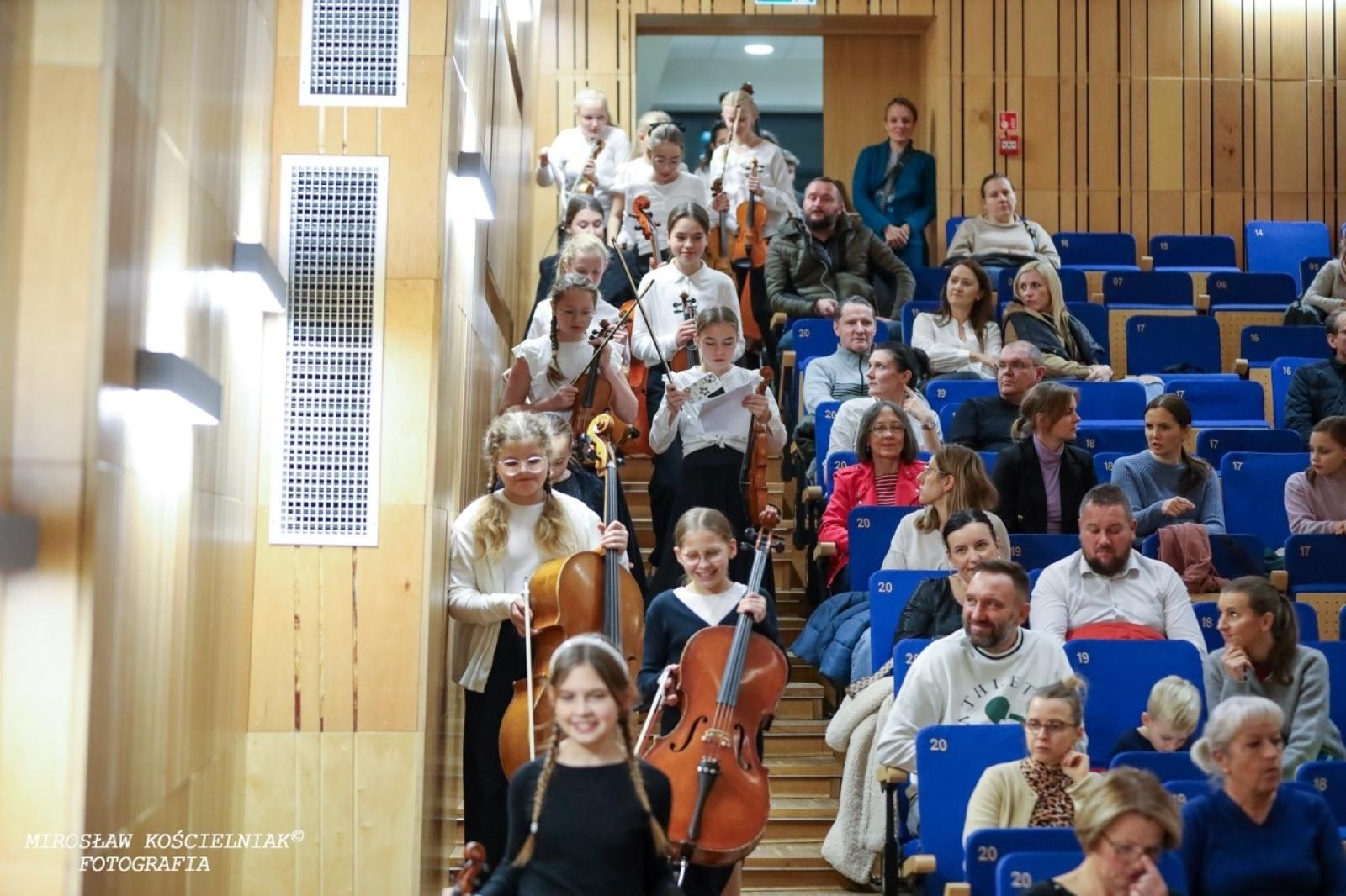 Zdjęcie w galerii na portalu naszraciborz.pl: Polska muzyka w blasku Niepodległości – koncert w raciborskiej Państwowej Szkole Muzycznej wiadomości z regionu