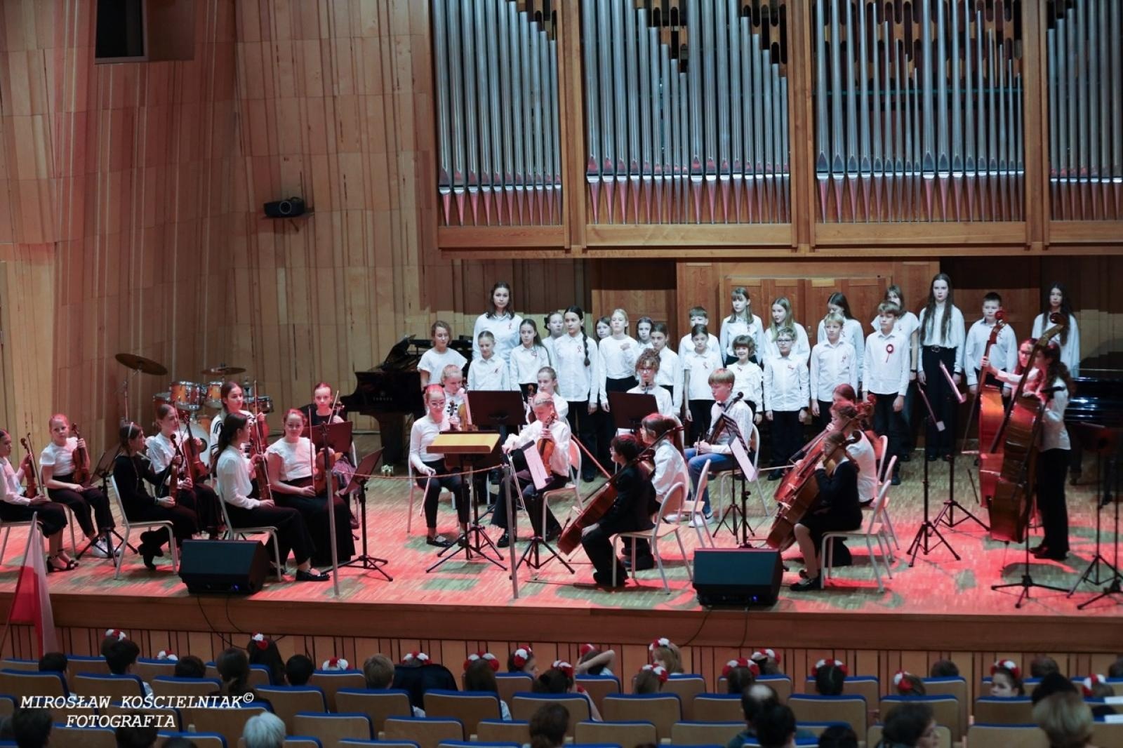 Zdjęcie w galerii na portalu naszraciborz.pl: Polska muzyka w blasku Niepodległości – koncert w raciborskiej Państwowej Szkole Muzycznej wiadomości z regionu