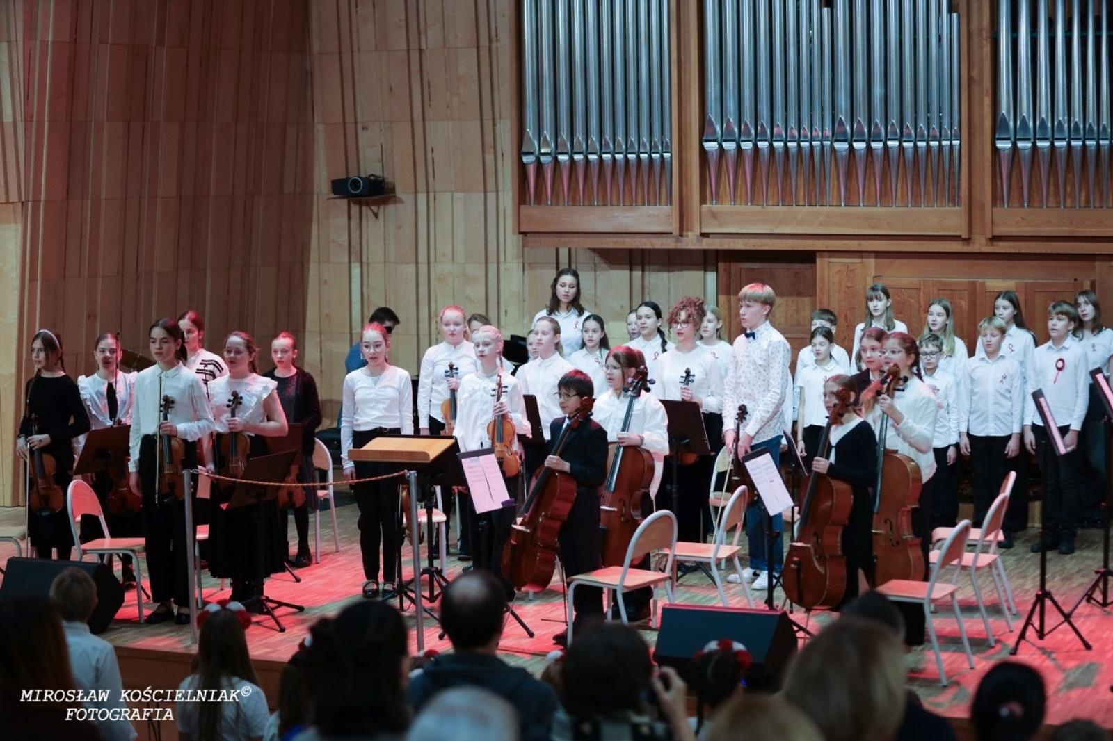 Zdjęcie w galerii na portalu naszraciborz.pl: Polska muzyka w blasku Niepodległości – koncert w raciborskiej Państwowej Szkole Muzycznej wiadomości z regionu