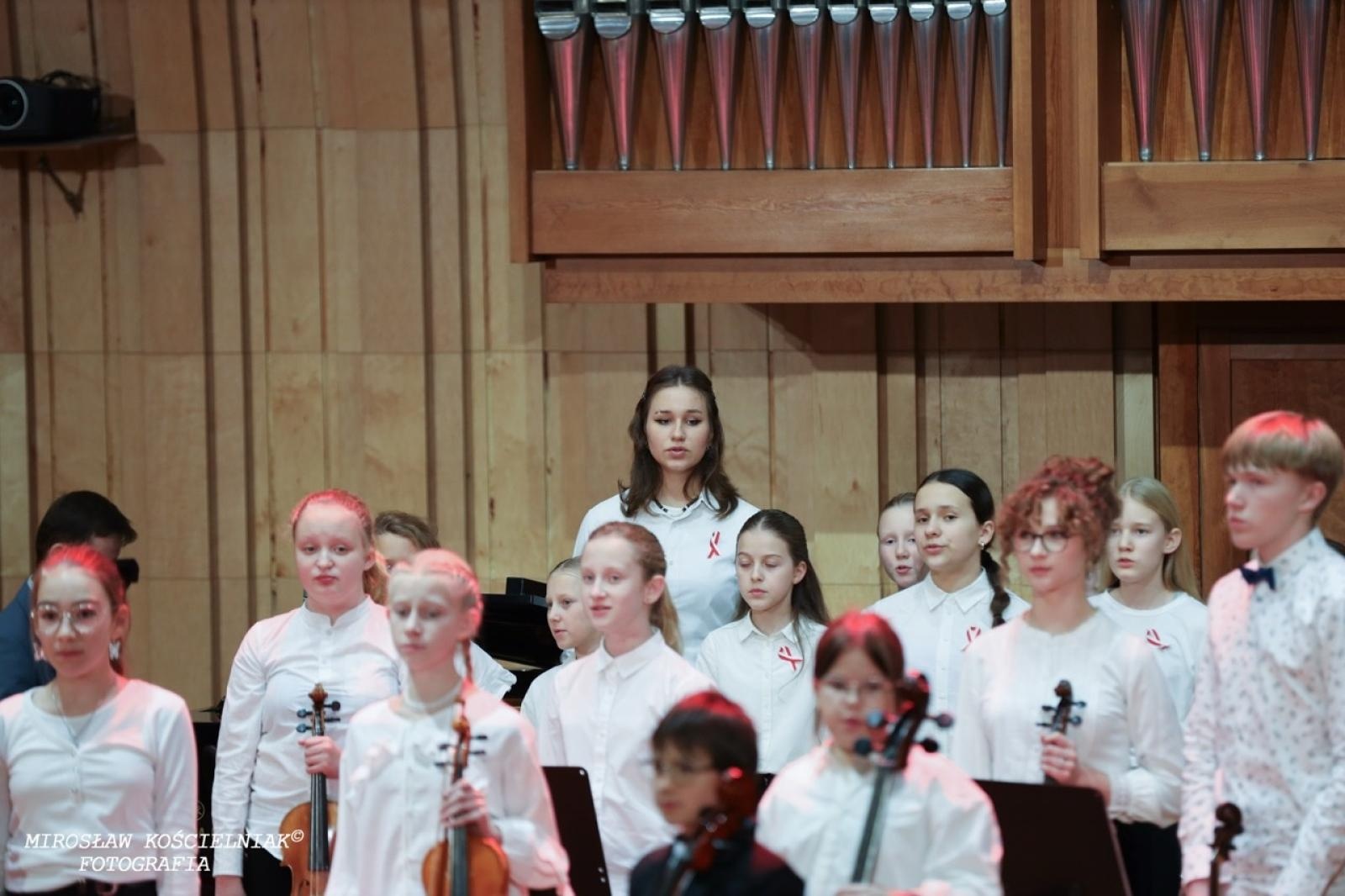 Zdjęcie w galerii na portalu naszraciborz.pl: Polska muzyka w blasku Niepodległości – koncert w raciborskiej Państwowej Szkole Muzycznej wiadomości z regionu