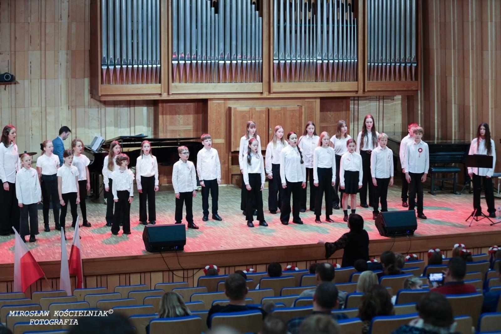 Zdjęcie w galerii na portalu naszraciborz.pl: Polska muzyka w blasku Niepodległości – koncert w raciborskiej Państwowej Szkole Muzycznej wiadomości z regionu