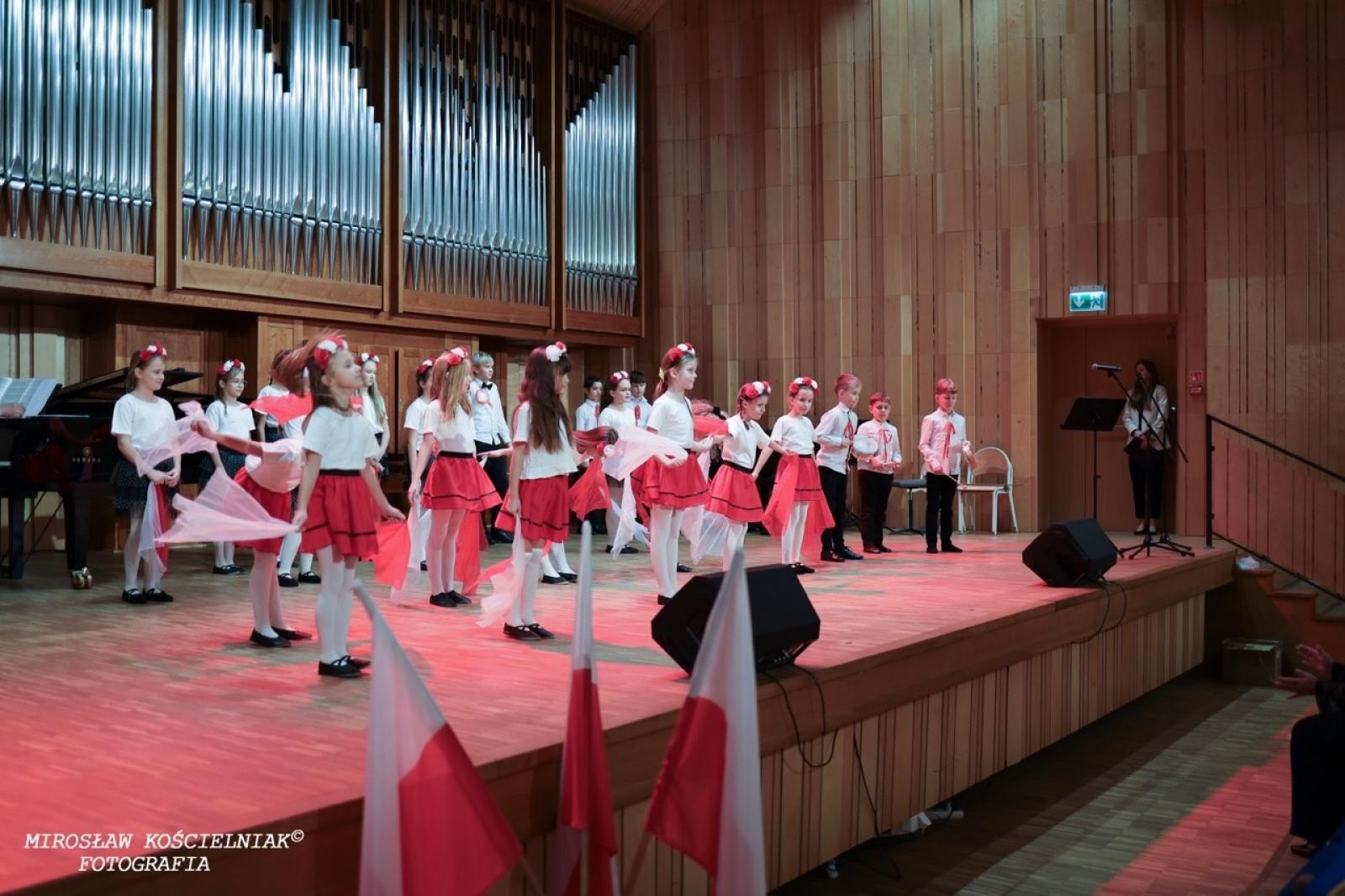 Zdjęcie w galerii na portalu naszraciborz.pl: Polska muzyka w blasku Niepodległości – koncert w raciborskiej Państwowej Szkole Muzycznej wiadomości z regionu