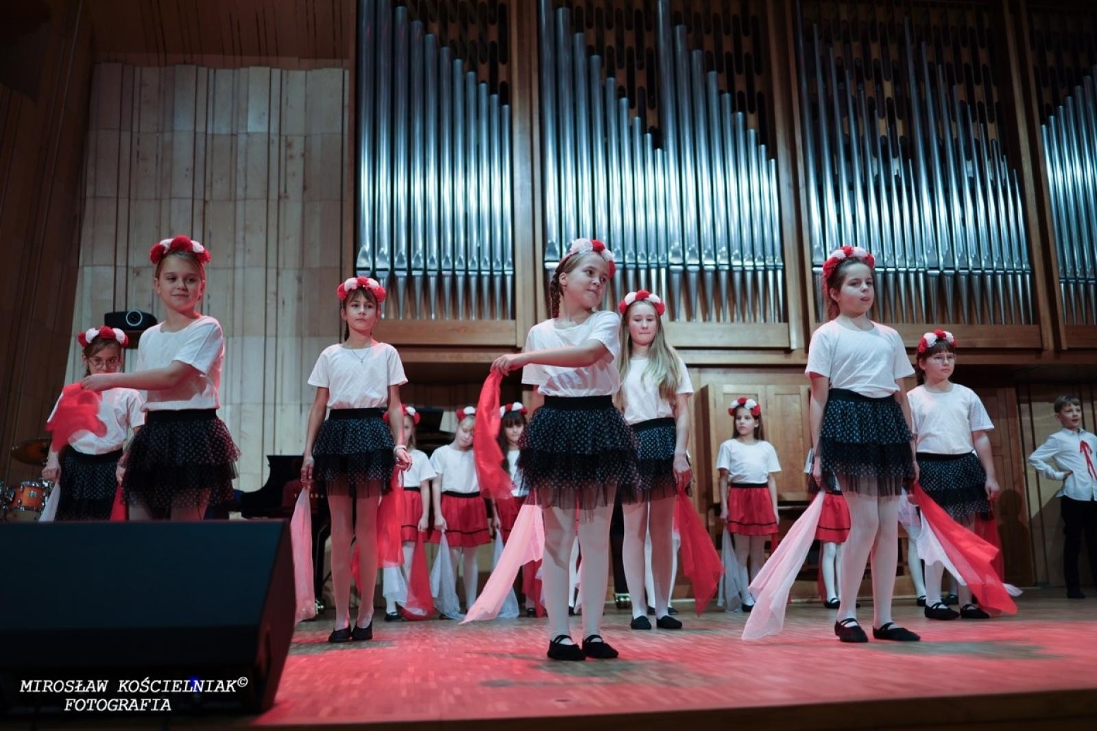 Zdjęcie w galerii na portalu naszraciborz.pl: Polska muzyka w blasku Niepodległości – koncert w raciborskiej Państwowej Szkole Muzycznej wiadomości z regionu