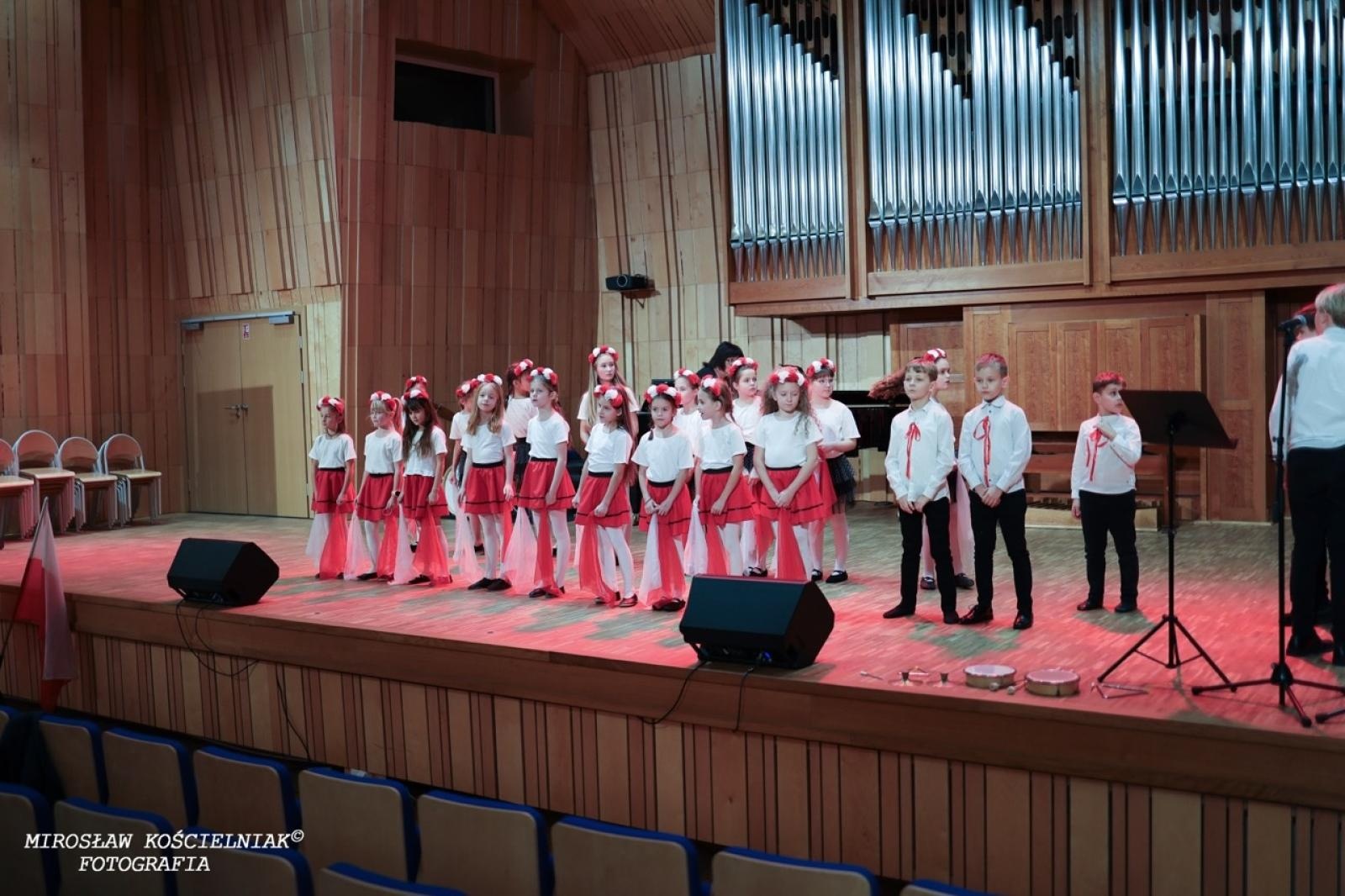 Zdjęcie w galerii na portalu naszraciborz.pl: Polska muzyka w blasku Niepodległości – koncert w raciborskiej Państwowej Szkole Muzycznej wiadomości z regionu