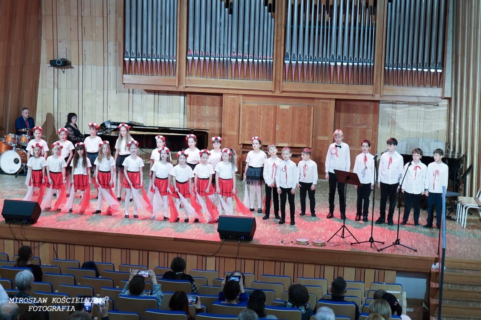 Zdjęcie w galerii na portalu naszraciborz.pl: Polska muzyka w blasku Niepodległości – koncert w raciborskiej Państwowej Szkole Muzycznej wiadomości z regionu