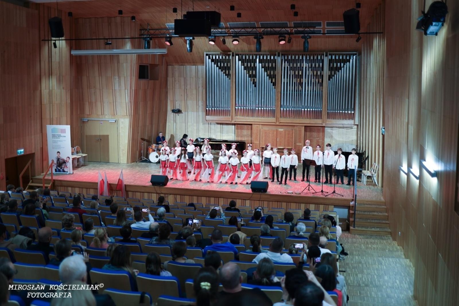 Zdjęcie w galerii na portalu naszraciborz.pl: Polska muzyka w blasku Niepodległości – koncert w raciborskiej Państwowej Szkole Muzycznej wiadomości z regionu