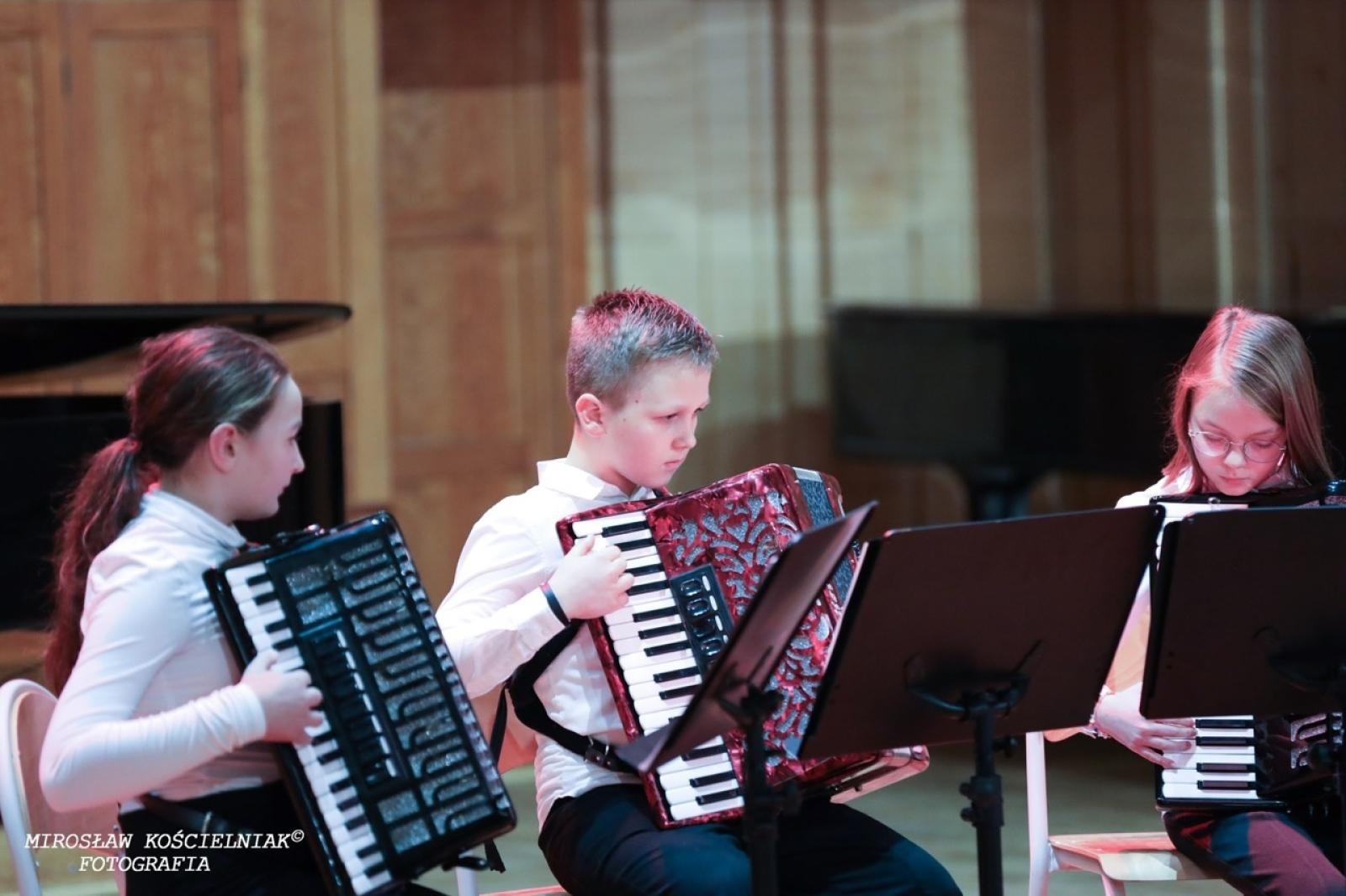 Zdjęcie w galerii na portalu naszraciborz.pl: Polska muzyka w blasku Niepodległości – koncert w raciborskiej Państwowej Szkole Muzycznej wiadomości z regionu