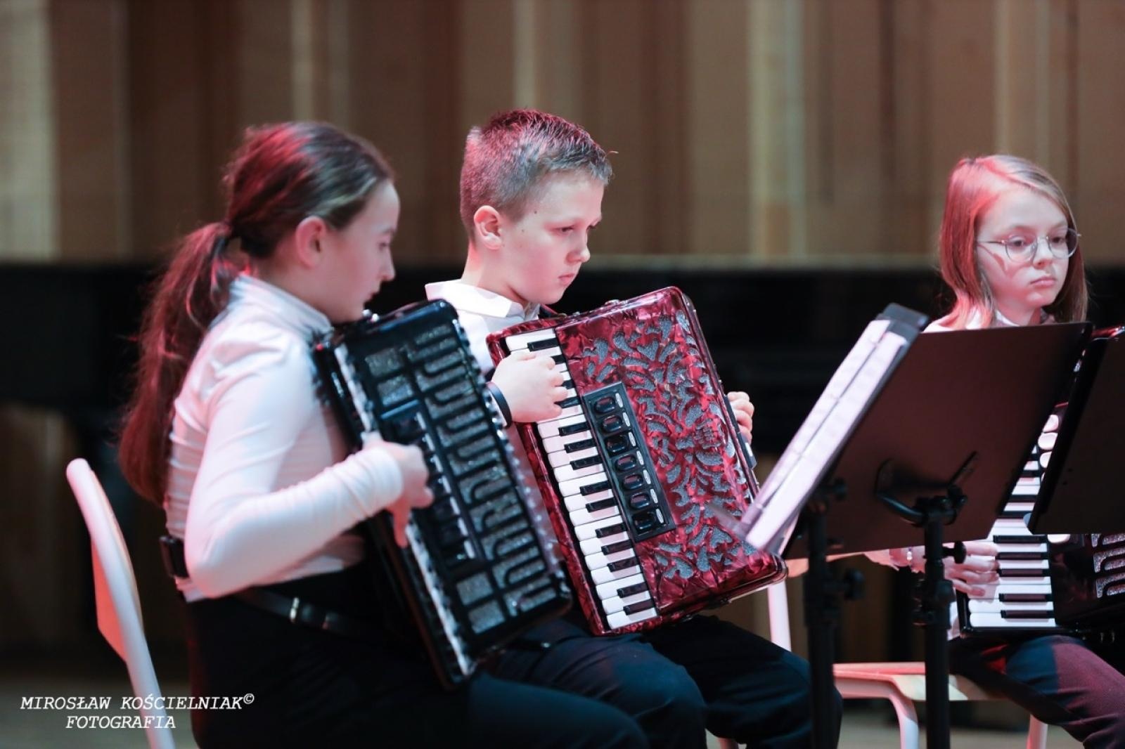 Zdjęcie w galerii na portalu naszraciborz.pl: Polska muzyka w blasku Niepodległości – koncert w raciborskiej Państwowej Szkole Muzycznej wiadomości z regionu