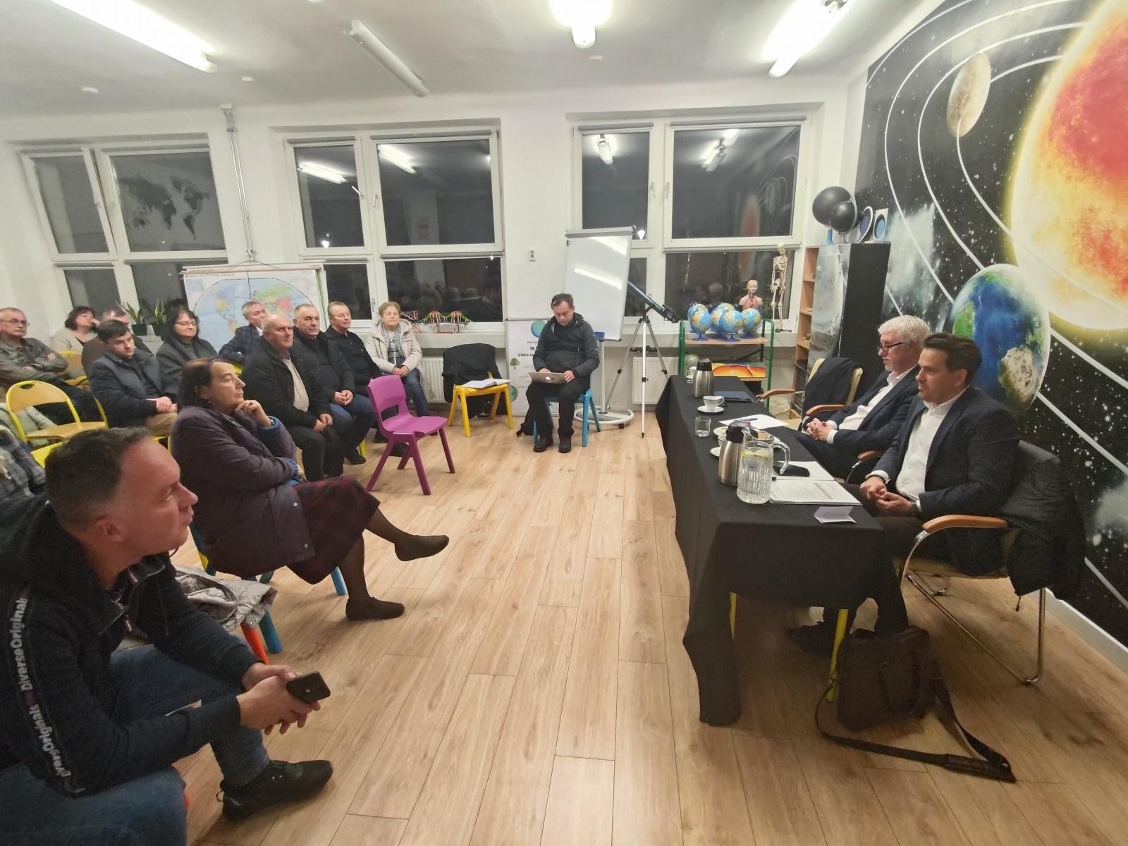 Zdjęcie w galerii na portalu naszraciborz.pl: Zielone płuca, drogi i zalewane posesje. Prezydent dowiedział się, co trapi mieszkańców Ostroga wiadomości z regionu