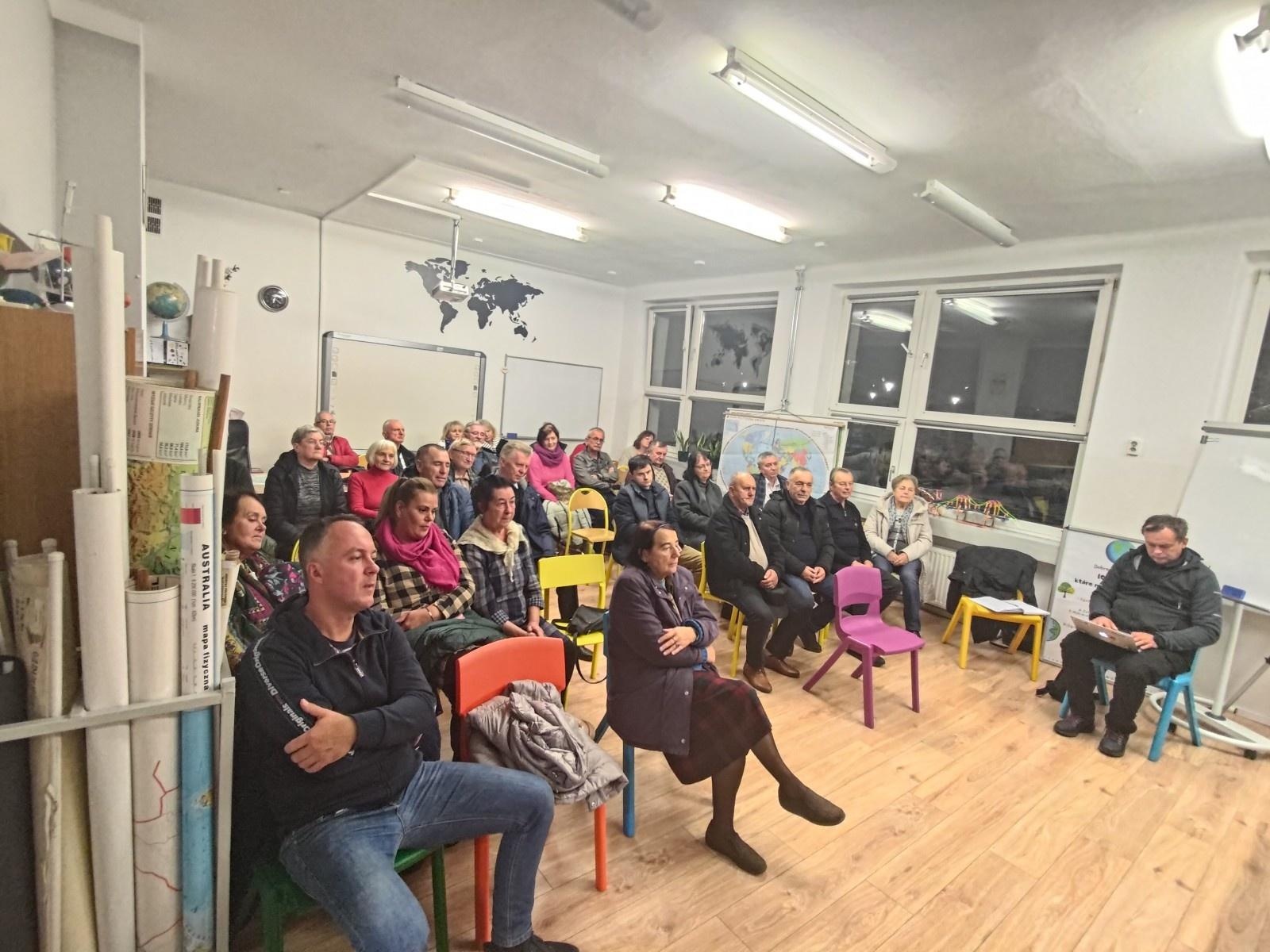 Zdjęcie w galerii na portalu naszraciborz.pl: Zielone płuca, drogi i zalewane posesje. Prezydent dowiedział się, co trapi mieszkańców Ostroga wiadomości z regionu