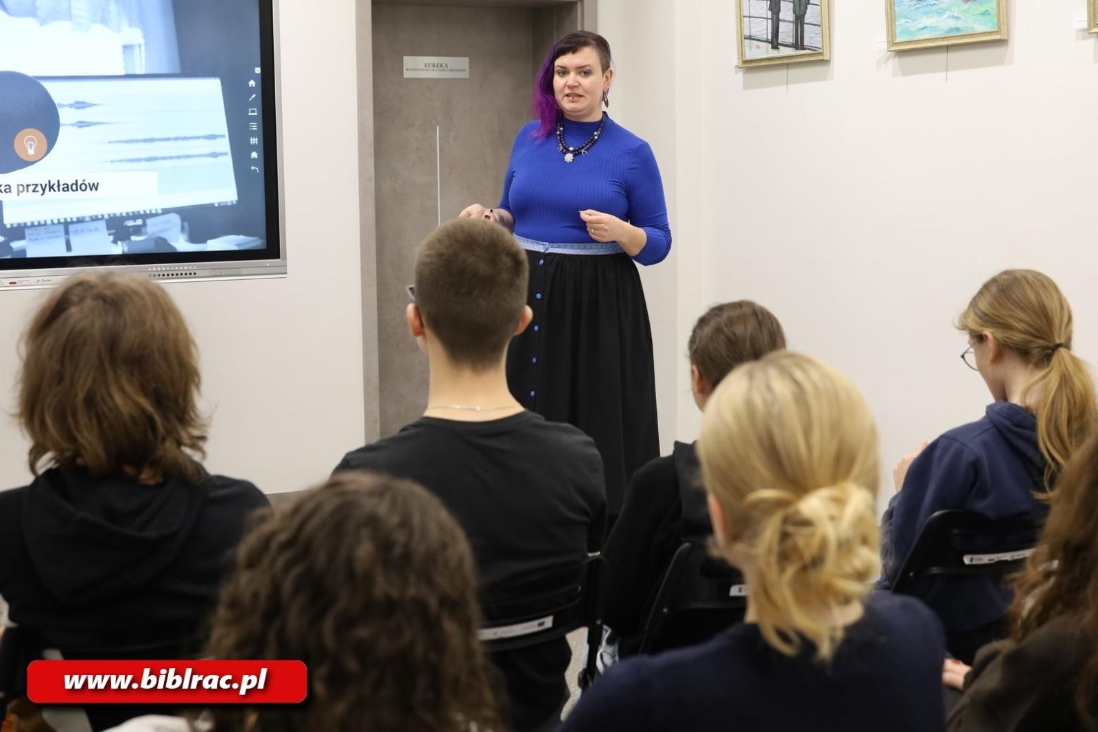 Zdjęcie w galerii na portalu naszraciborz.pl: Dlaczego czytamy - warsztaty z tworzenia podcastu w bibliotece wiadomości z regionu