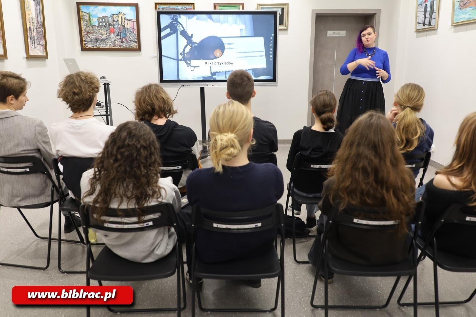 Zdjęcie w galerii na portalu naszraciborz.pl: Dlaczego czytamy - warsztaty z tworzenia podcastu w bibliotece wiadomości z regionu