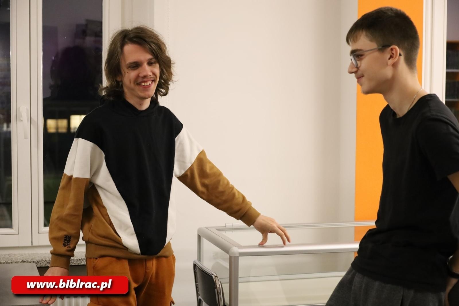 Zdjęcie w galerii na portalu naszraciborz.pl: Dlaczego czytamy - warsztaty z tworzenia podcastu w bibliotece wiadomości z regionu