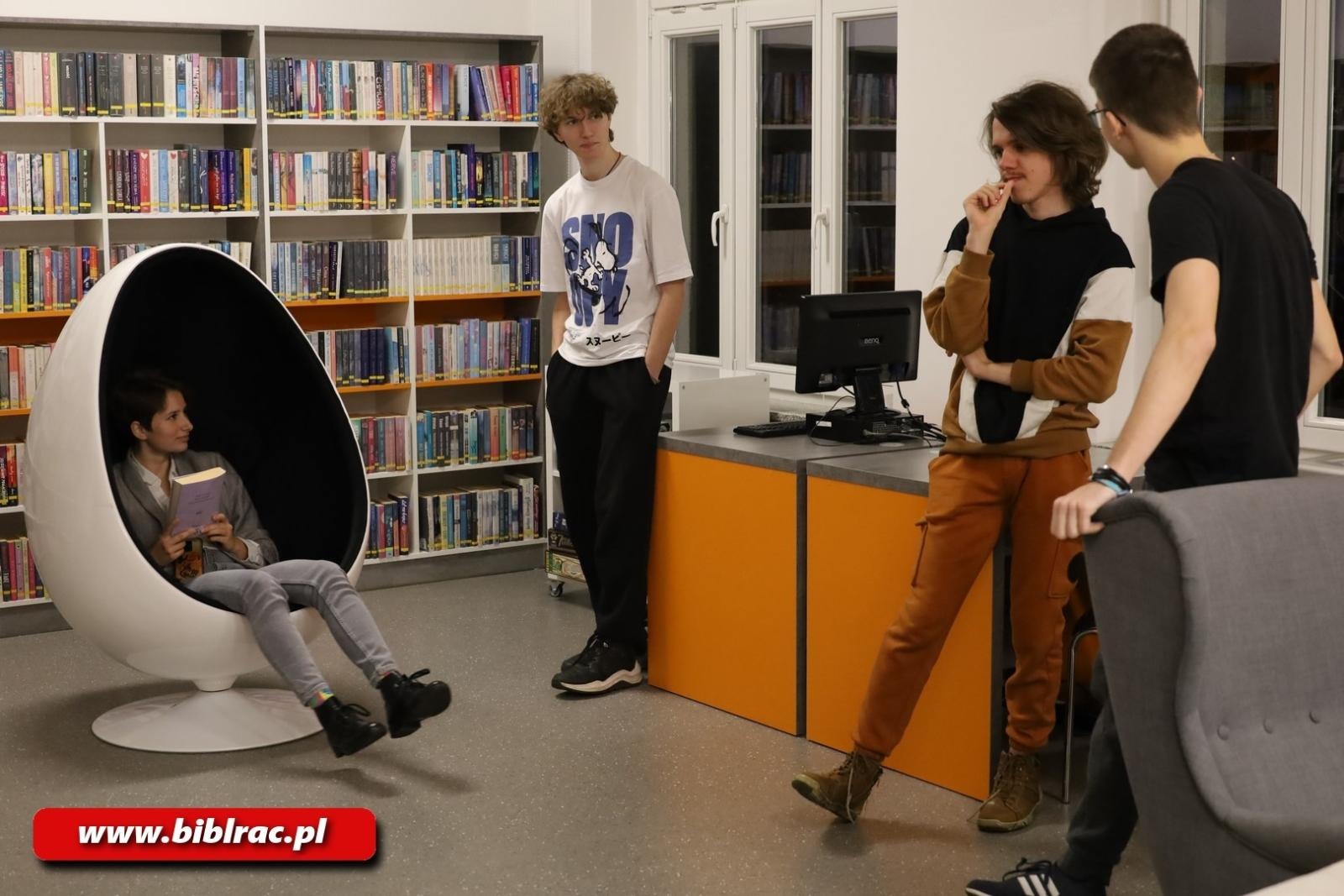 Zdjęcie w galerii na portalu naszraciborz.pl: Dlaczego czytamy - warsztaty z tworzenia podcastu w bibliotece wiadomości z regionu