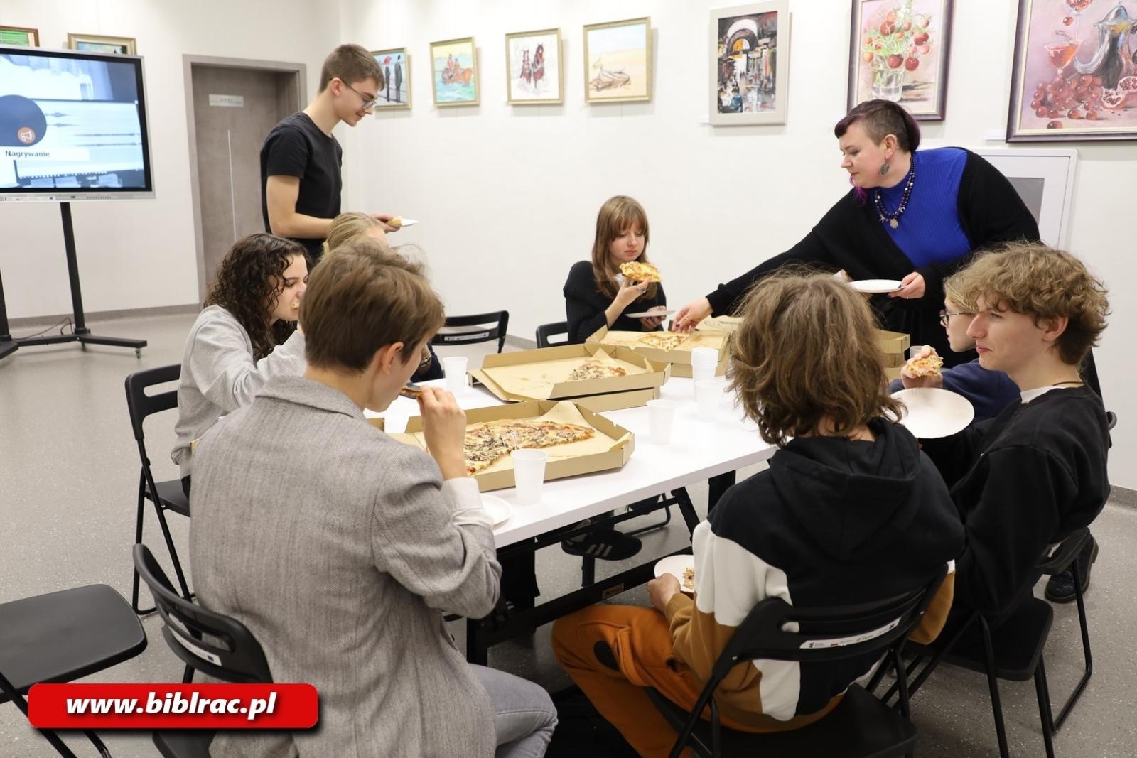 Zdjęcie w galerii na portalu naszraciborz.pl: Dlaczego czytamy - warsztaty z tworzenia podcastu w bibliotece wiadomości z regionu