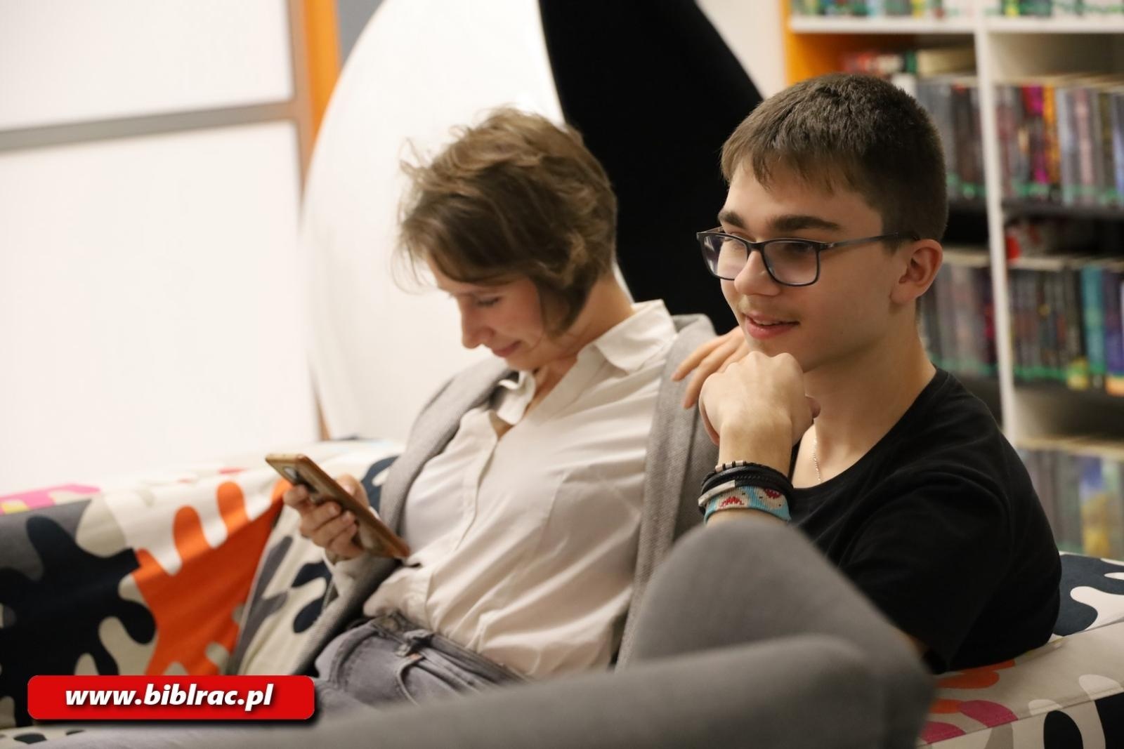 Zdjęcie w galerii na portalu naszraciborz.pl: Dlaczego czytamy - warsztaty z tworzenia podcastu w bibliotece wiadomości z regionu