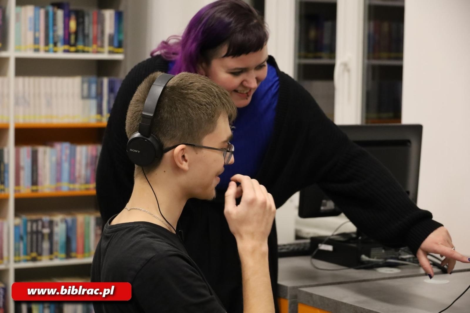 Zdjęcie w galerii na portalu naszraciborz.pl: Dlaczego czytamy - warsztaty z tworzenia podcastu w bibliotece wiadomości z regionu