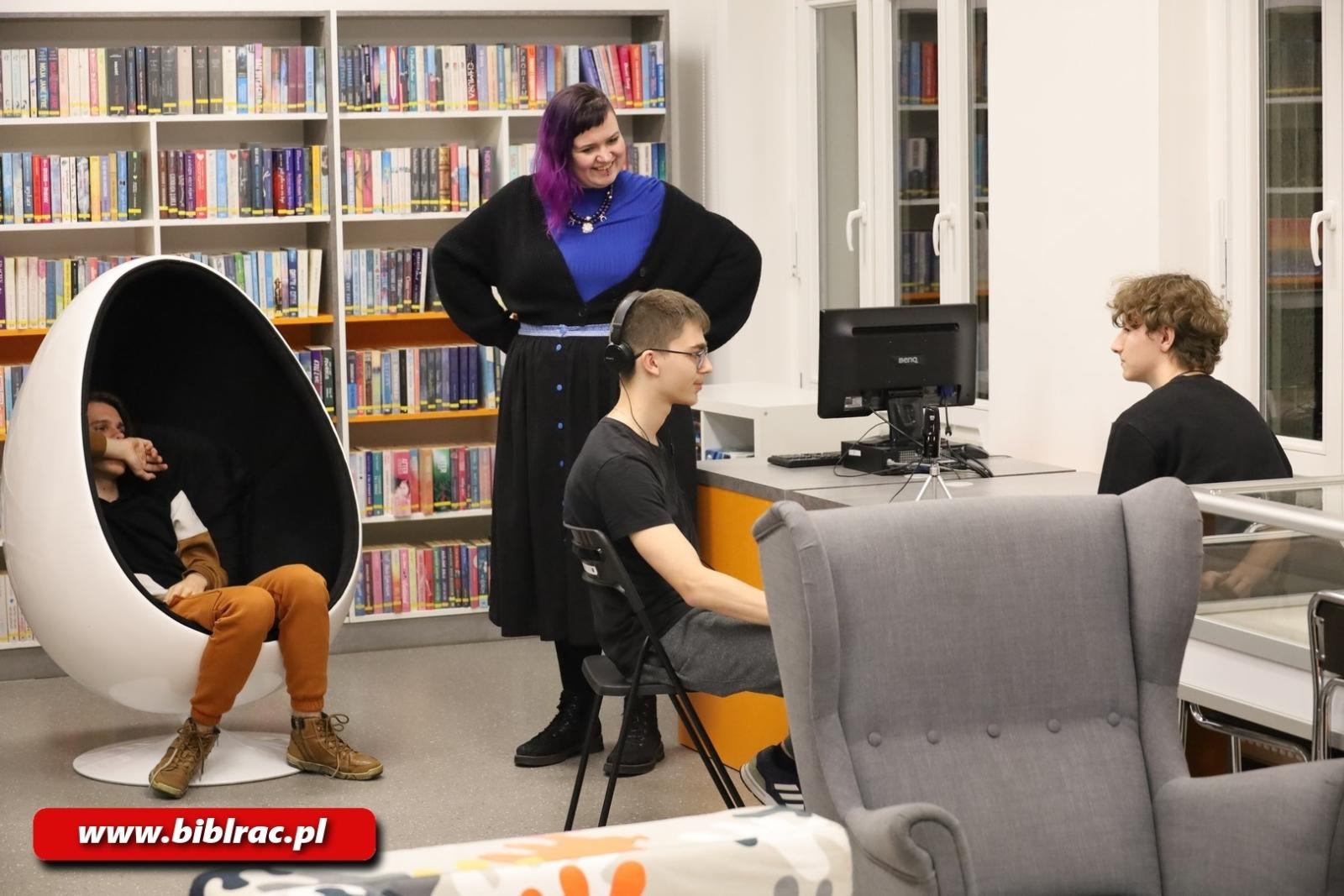 Zdjęcie w galerii na portalu naszraciborz.pl: Dlaczego czytamy - warsztaty z tworzenia podcastu w bibliotece wiadomości z regionu