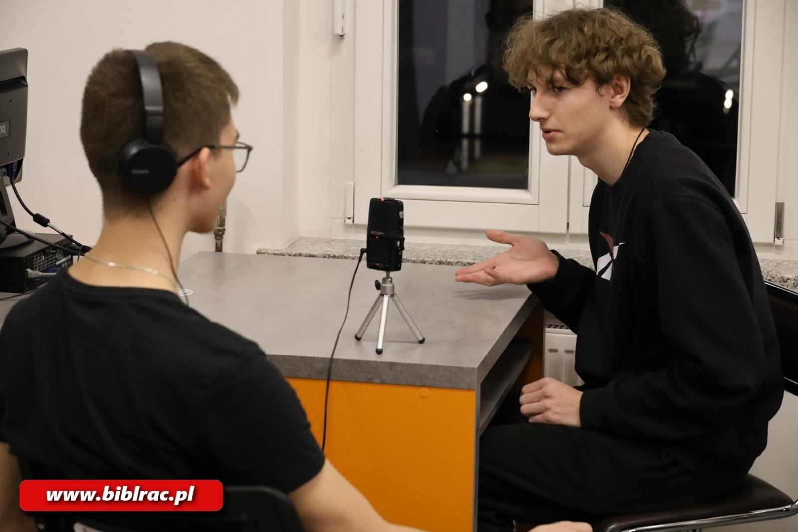 Zdjęcie w galerii na portalu naszraciborz.pl: Dlaczego czytamy - warsztaty z tworzenia podcastu w bibliotece wiadomości z regionu