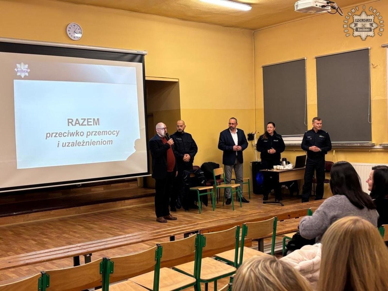 Zdjęcie w galerii na portalu naszraciborz.pl: Razem przeciwko przemocy i uzależnieniom. Policjanci rozmawiali z nauczycielami wiadomości z regionu