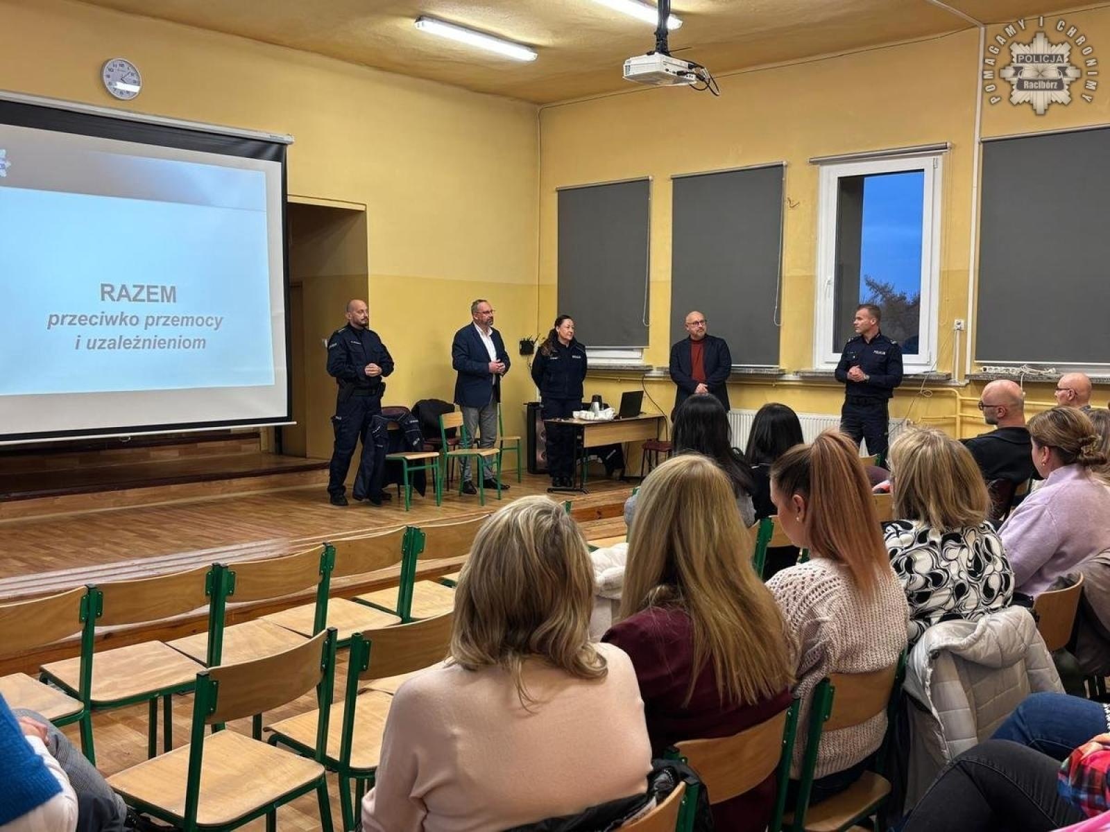 Zdjęcie w galerii na portalu naszraciborz.pl: Razem przeciwko przemocy i uzależnieniom. Policjanci rozmawiali z nauczycielami wiadomości z regionu