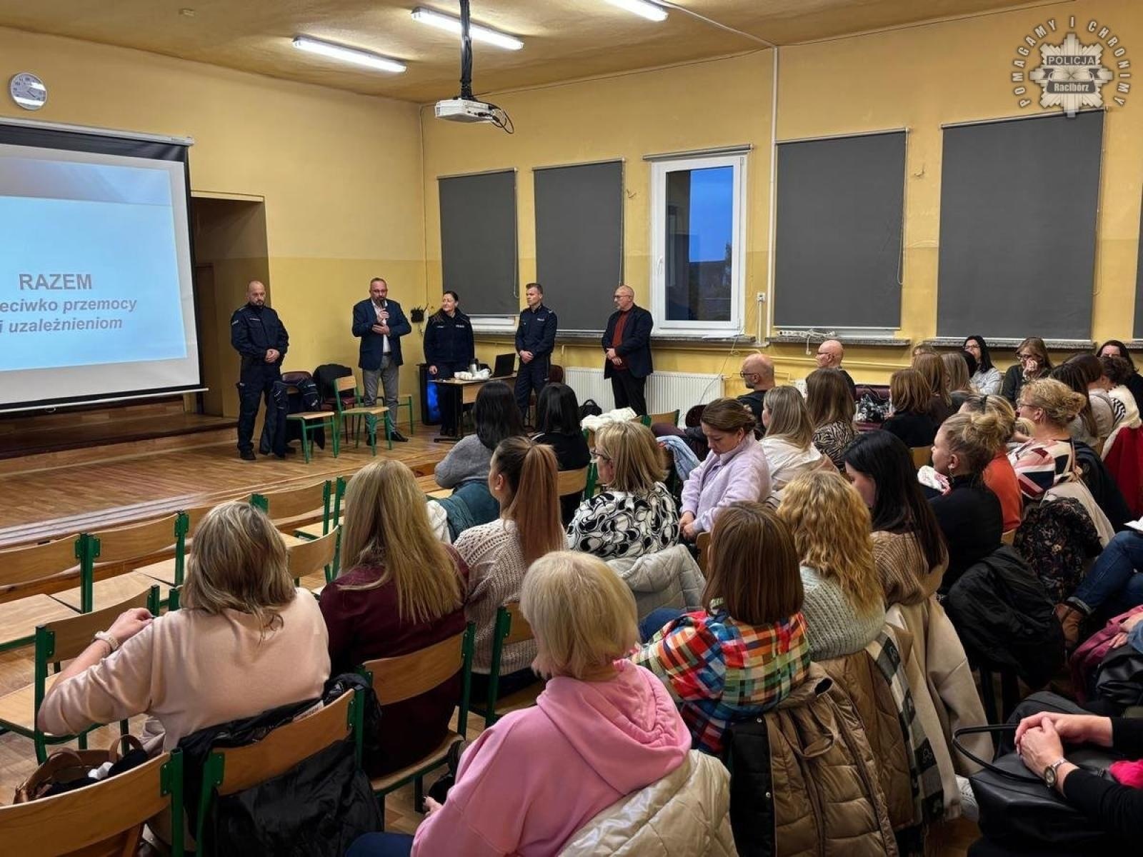 Zdjęcie w galerii na portalu naszraciborz.pl: Razem przeciwko przemocy i uzależnieniom. Policjanci rozmawiali z nauczycielami wiadomości z regionu