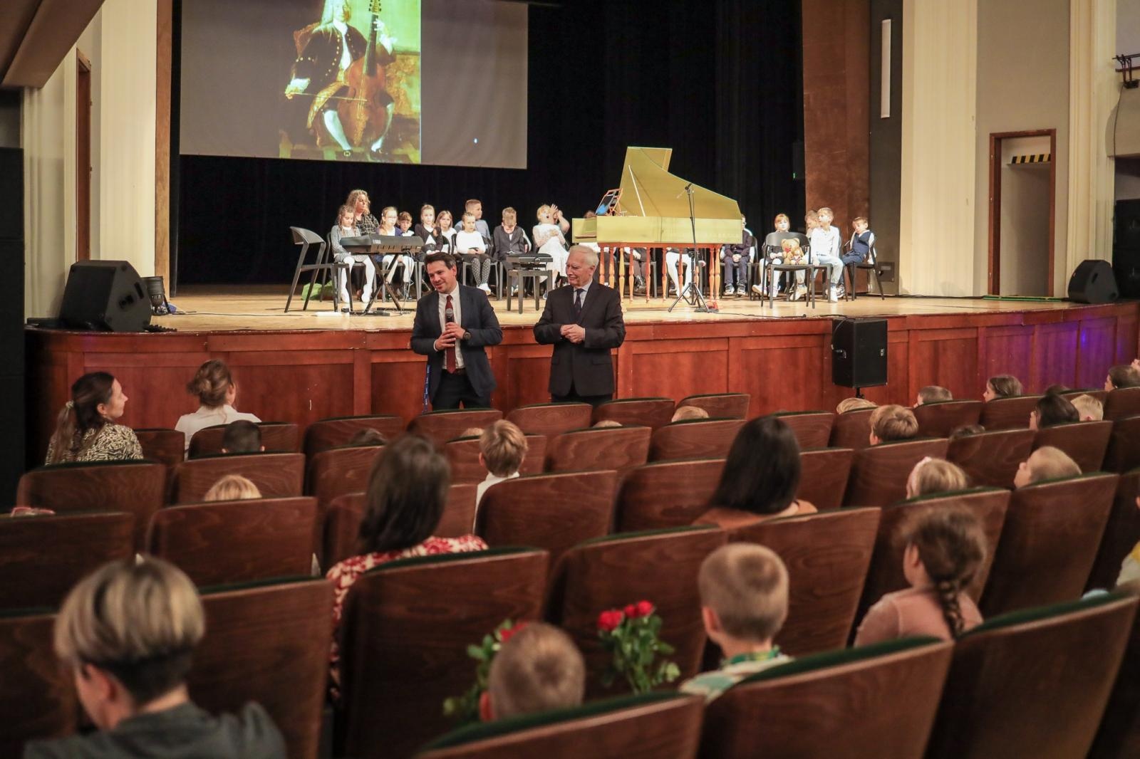 Zdjęcie w galerii na portalu naszraciborz.pl: Klawesyn - potomek harfy, poprzednik fortepianu - kolejnym bohaterem koncertów umuzykalniających wiadomości z regionu
