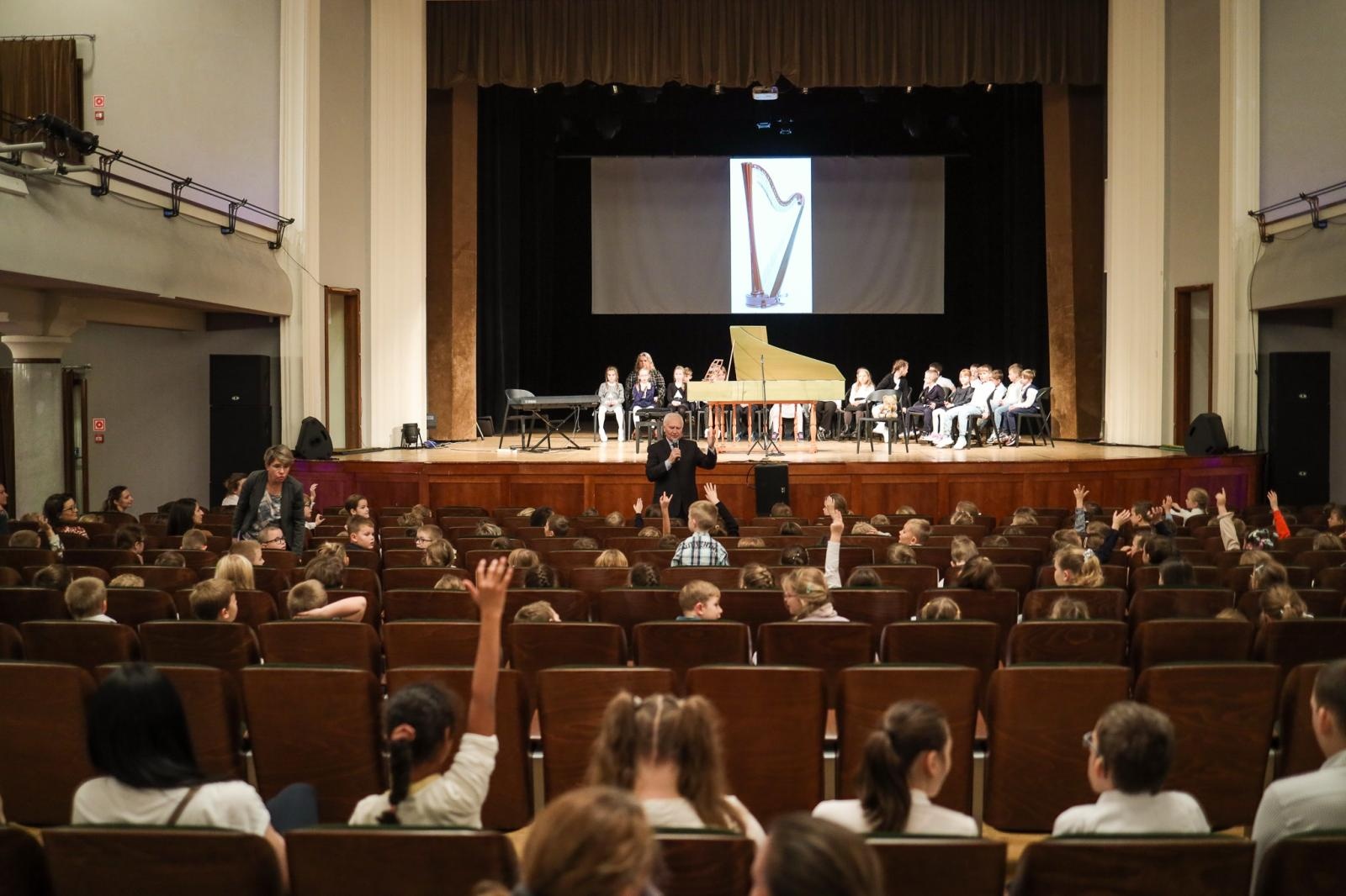 Zdjęcie w galerii na portalu naszraciborz.pl: Klawesyn - potomek harfy, poprzednik fortepianu - kolejnym bohaterem koncertów umuzykalniających wiadomości z regionu