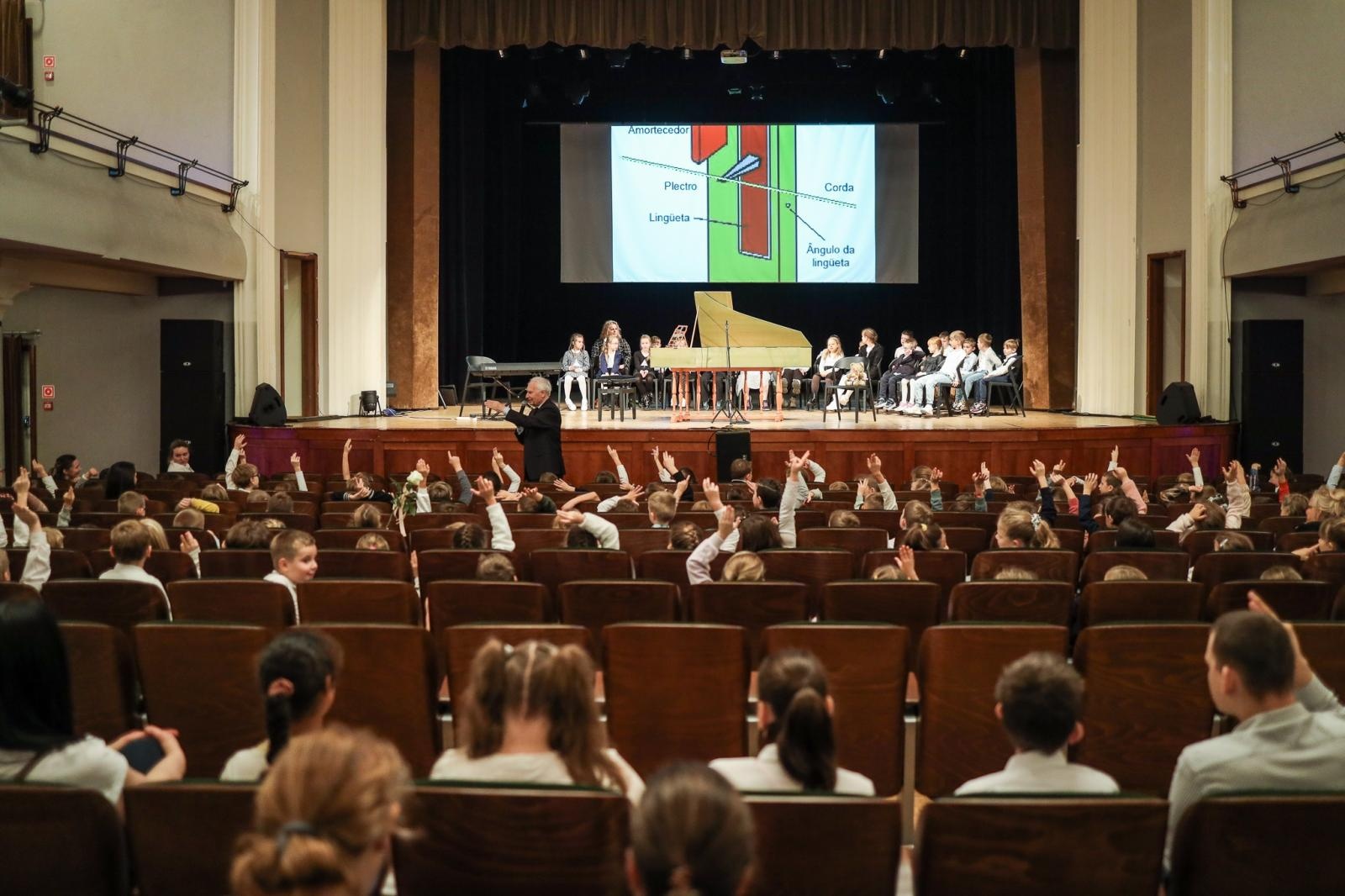 Zdjęcie w galerii na portalu naszraciborz.pl: Klawesyn - potomek harfy, poprzednik fortepianu - kolejnym bohaterem koncertów umuzykalniających wiadomości z regionu