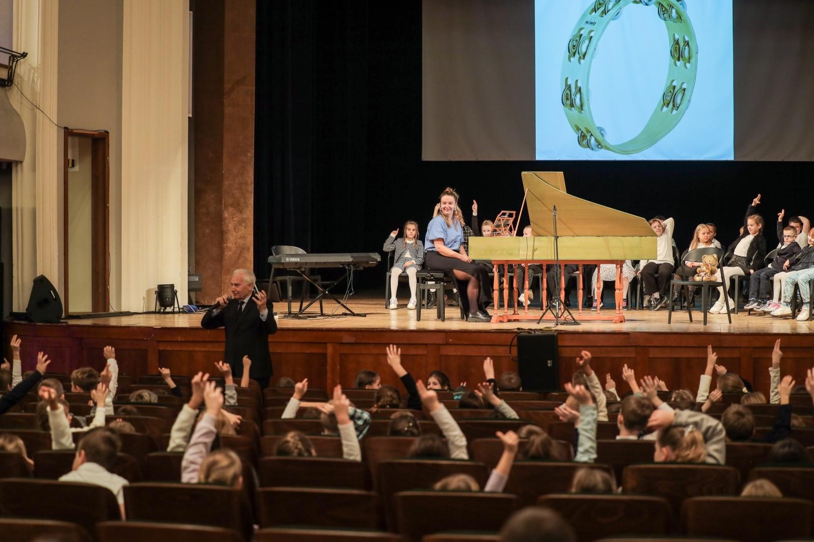 Zdjęcie w galerii na portalu naszraciborz.pl: Klawesyn - potomek harfy, poprzednik fortepianu - kolejnym bohaterem koncertów umuzykalniających wiadomości z regionu