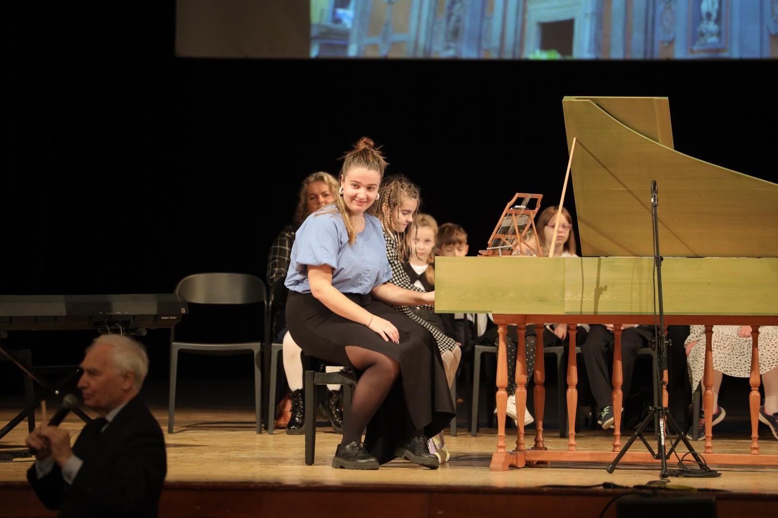 Zdjęcie w galerii na portalu naszraciborz.pl: Klawesyn - potomek harfy, poprzednik fortepianu - kolejnym bohaterem koncertów umuzykalniających wiadomości z regionu