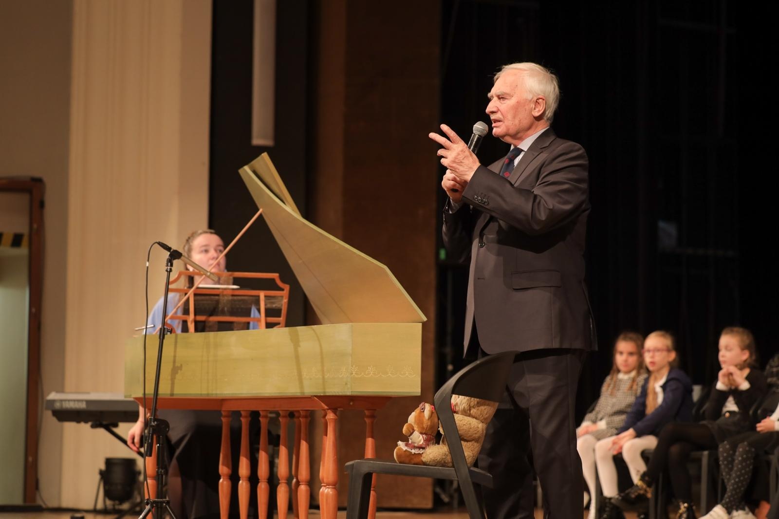 Zdjęcie w galerii na portalu naszraciborz.pl: Klawesyn - potomek harfy, poprzednik fortepianu - kolejnym bohaterem koncertów umuzykalniających wiadomości z regionu