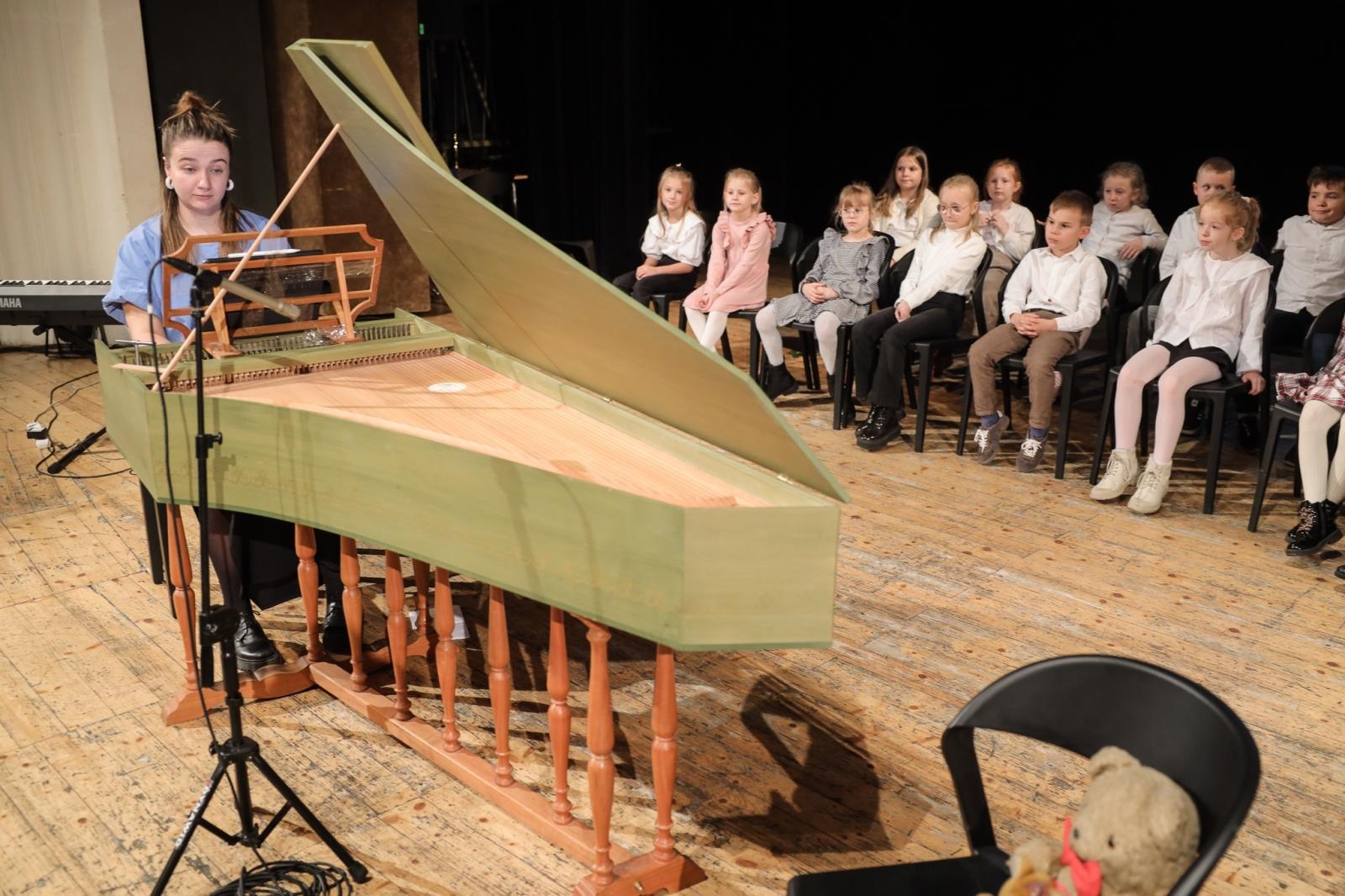 Zdjęcie w galerii na portalu naszraciborz.pl: Klawesyn - potomek harfy, poprzednik fortepianu - kolejnym bohaterem koncertów umuzykalniających wiadomości z regionu