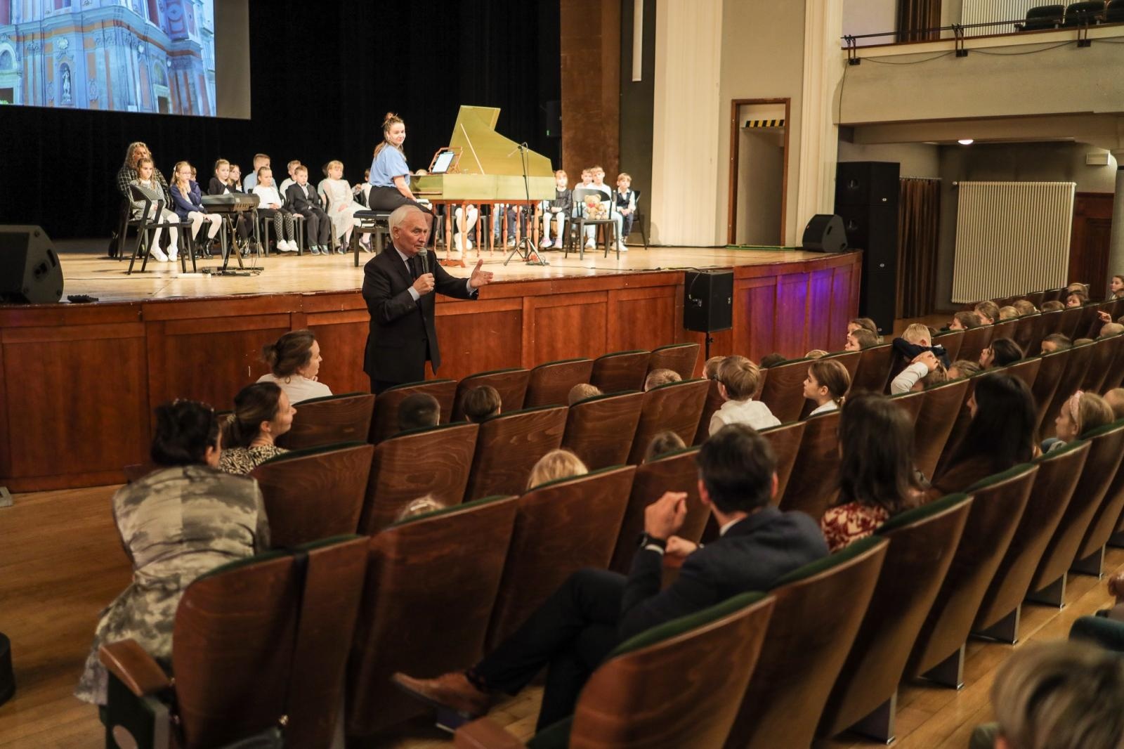 Zdjęcie w galerii na portalu naszraciborz.pl: Klawesyn - potomek harfy, poprzednik fortepianu - kolejnym bohaterem koncertów umuzykalniających wiadomości z regionu