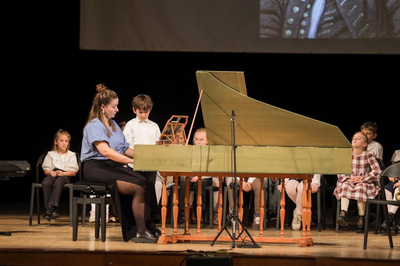 Zdjęcie w galerii na portalu naszraciborz.pl: Klawesyn - potomek harfy, poprzednik fortepianu - kolejnym bohaterem koncertów umuzykalniających wiadomości z regionu