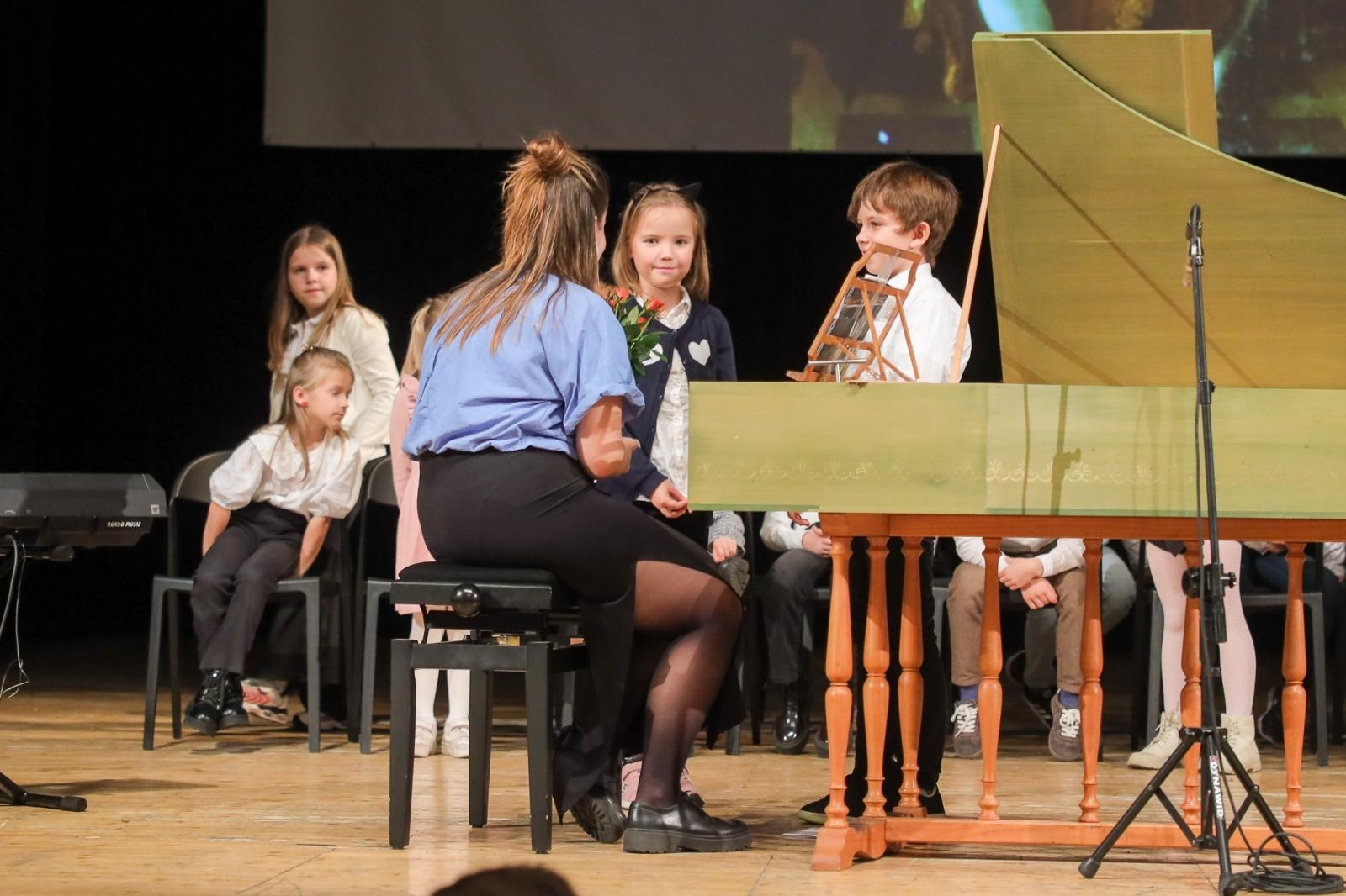 Zdjęcie w galerii na portalu naszraciborz.pl: Klawesyn - potomek harfy, poprzednik fortepianu - kolejnym bohaterem koncertów umuzykalniających wiadomości z regionu